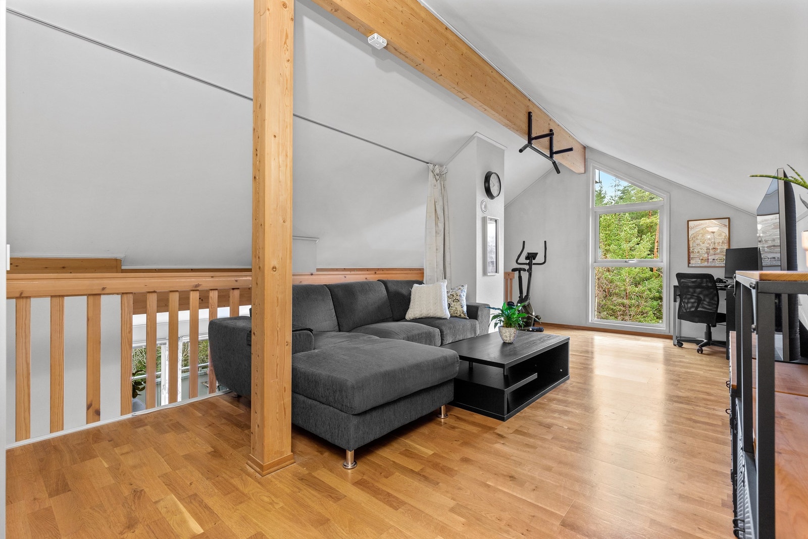 Hemsen er på 23 kvm og har vinduer mot skogen i gavlveggen. (Hemsen er ikke funnet inntegnet på byggetegninger og er ikke omsøkt eller godkjent til varig opphold) Galleribilde