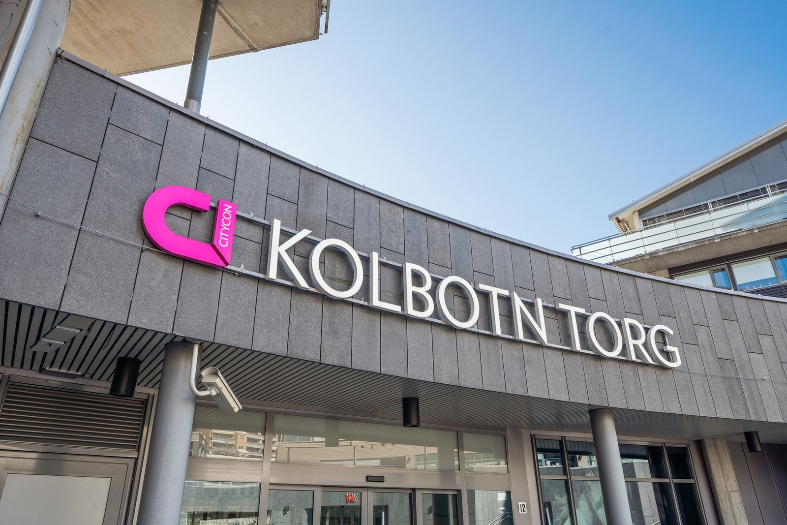Område - Kolbotn Torg med en rekke butikker og servicetilbud Galleribilde