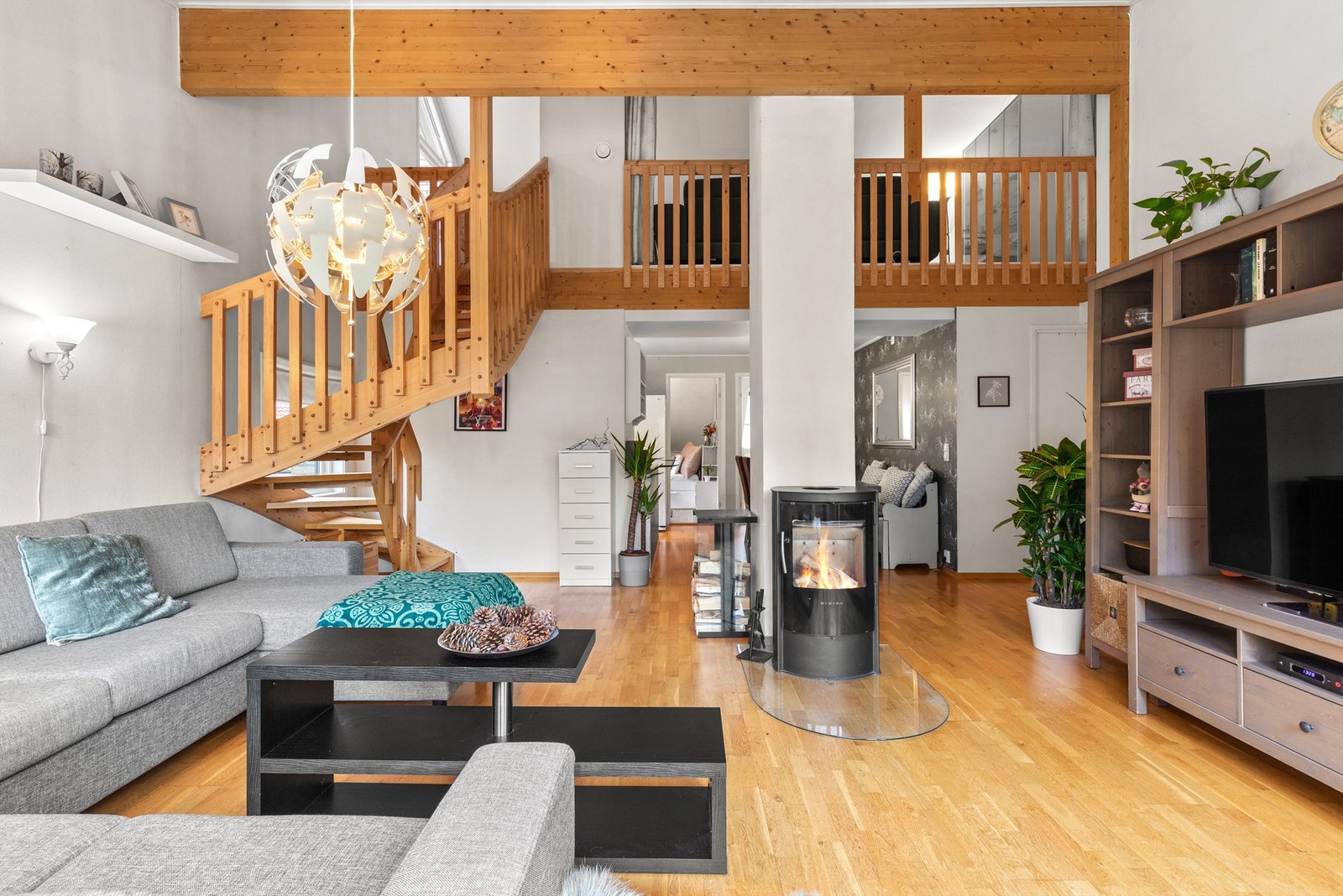 Stue med trapp opp til hems over kjøkken/spisestue Galleribilde