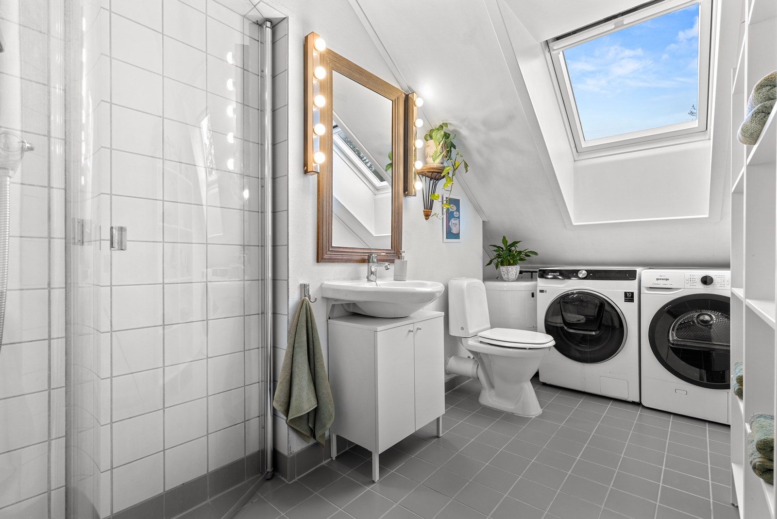 Bad med behagelig gulvarme og takvindu for for godt lysinnslipp Galleribilde