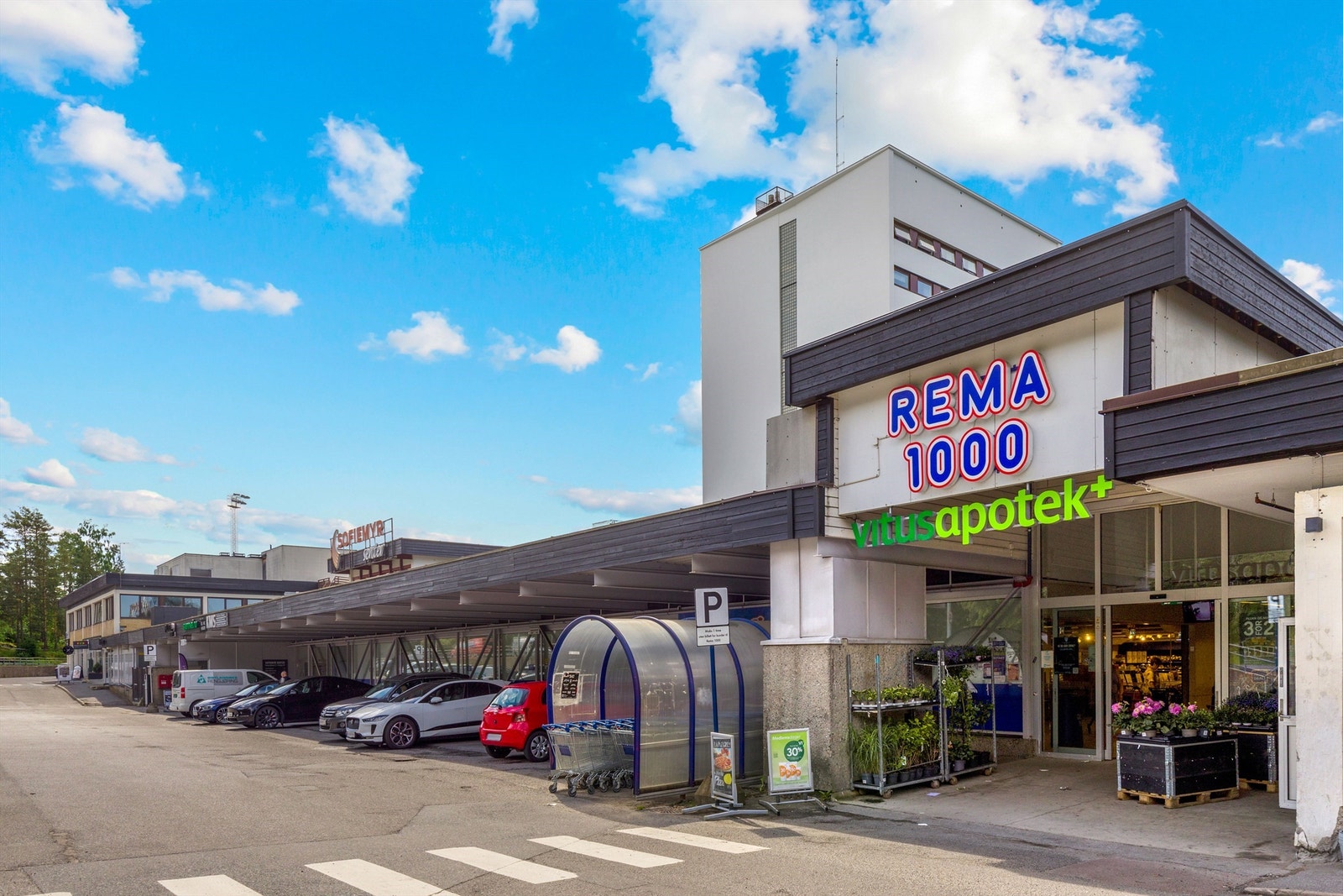 Sofiemyrsenter er i nærheten av leiligheten - forskjellige forretninger med dagligvarebutikk Galleribilde