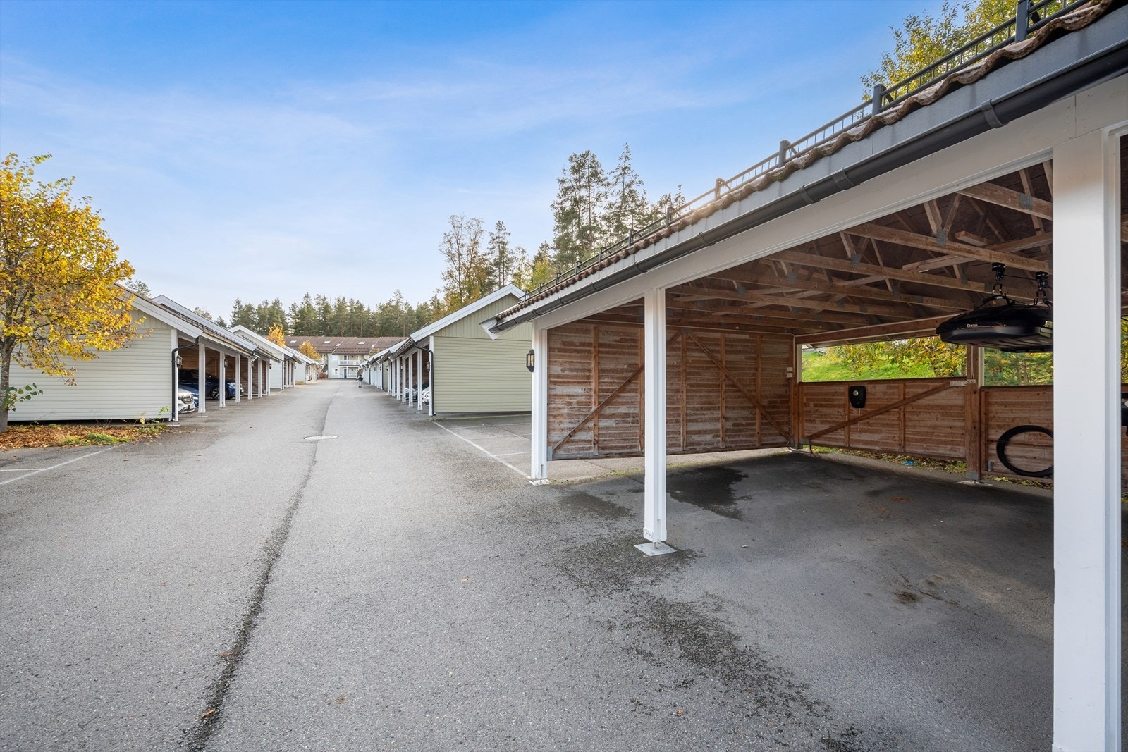 Parkering for en bil i felles carportrekke. Galleribilde