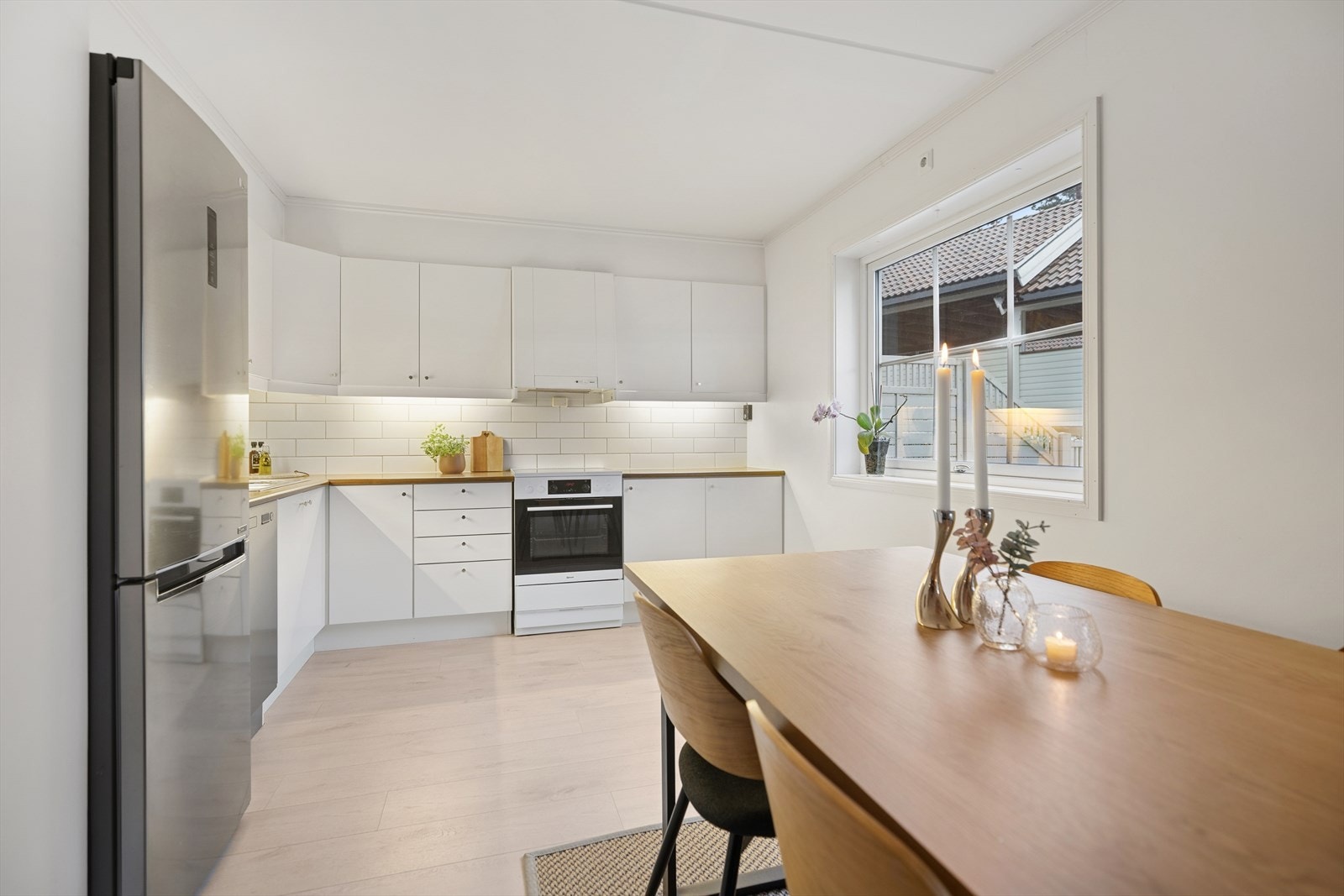 Hyggelig kjøkken med god plass til spisegruppe. Galleribilde