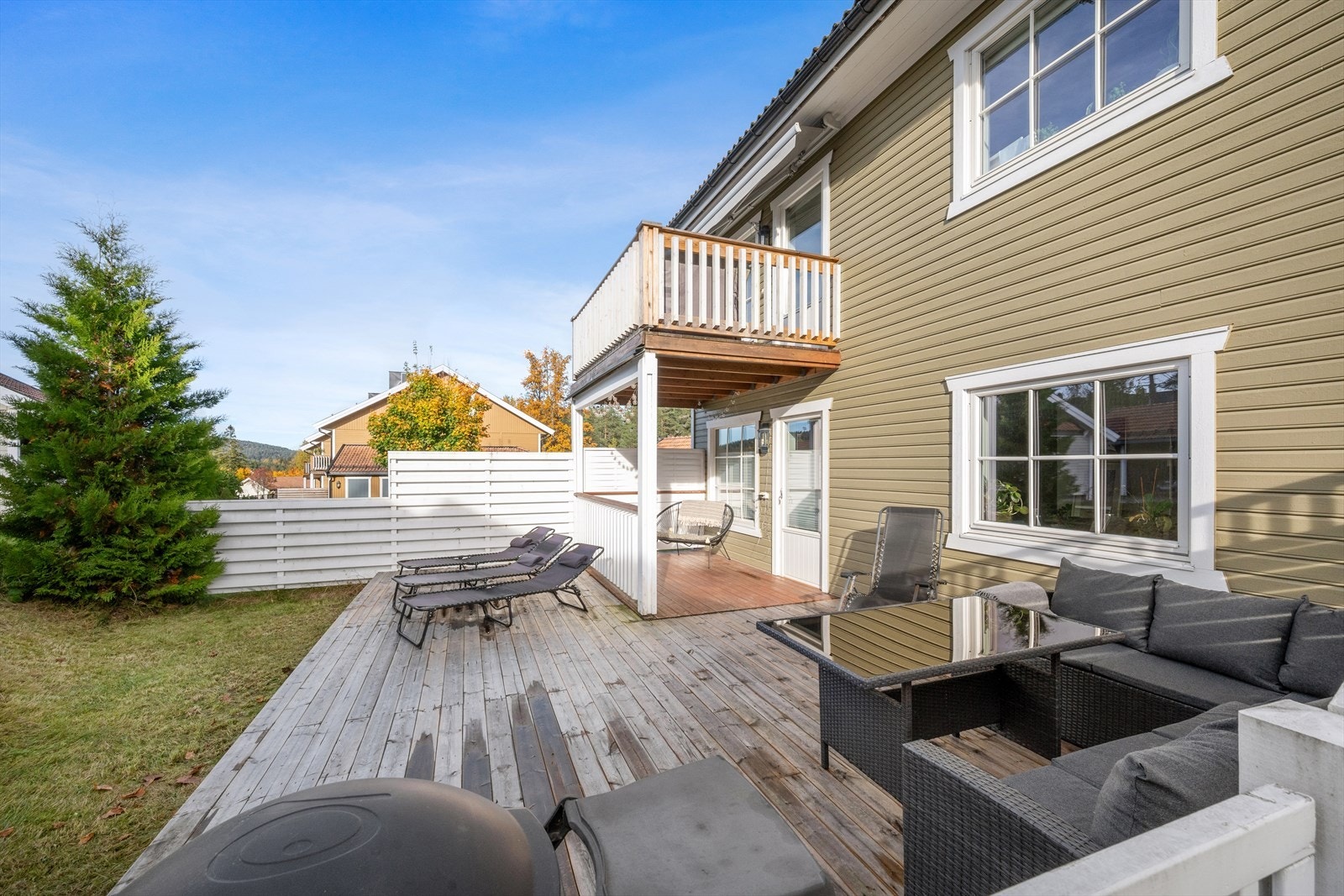 Romslig terrasseplattingen samt hage, med gode solforhold og vestvendt beliggenhet. Galleribilde