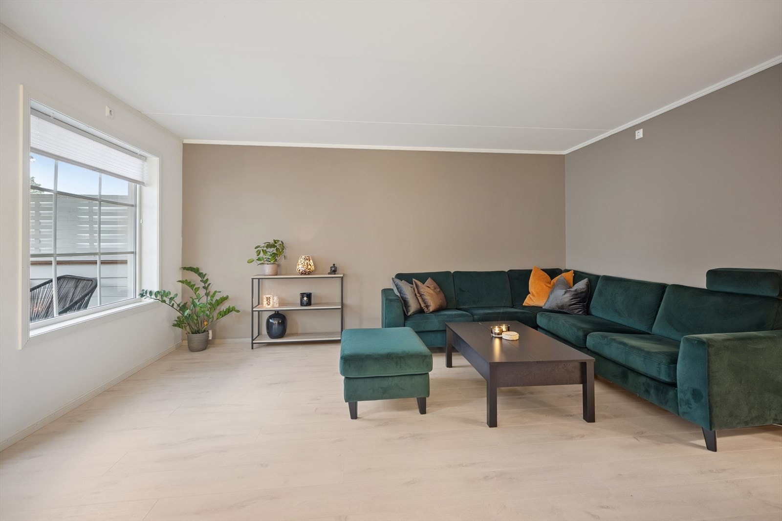 Leilighetens stue har gode møbleringsmuligheter med plass til sofa, TV og stuebord. Galleribilde