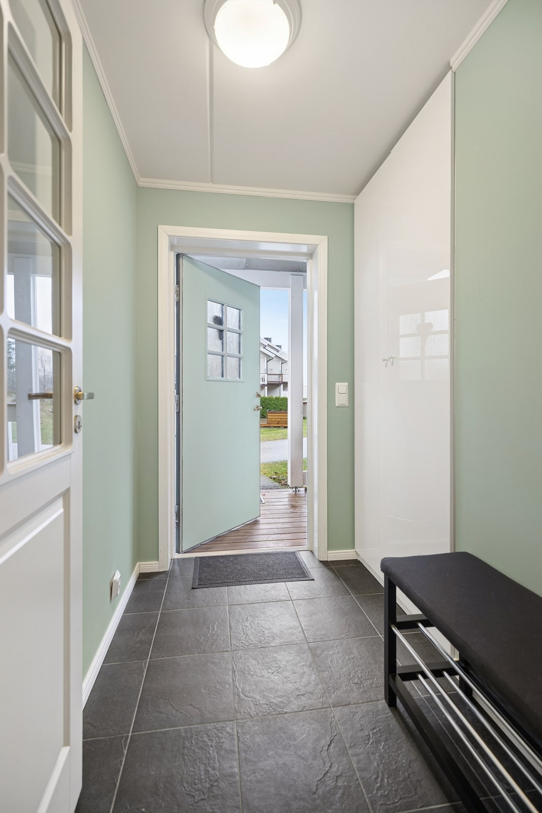 Stilren entré med garderobeskap og fleksible løsninger for oppheng. Galleribilde