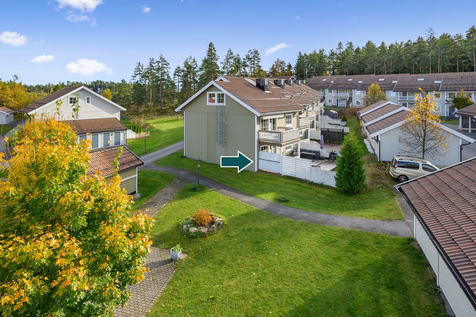 Foran boligene finner du velstelte gressplener med lekeplasser og hyggelige sittegrupper. Galleribilde