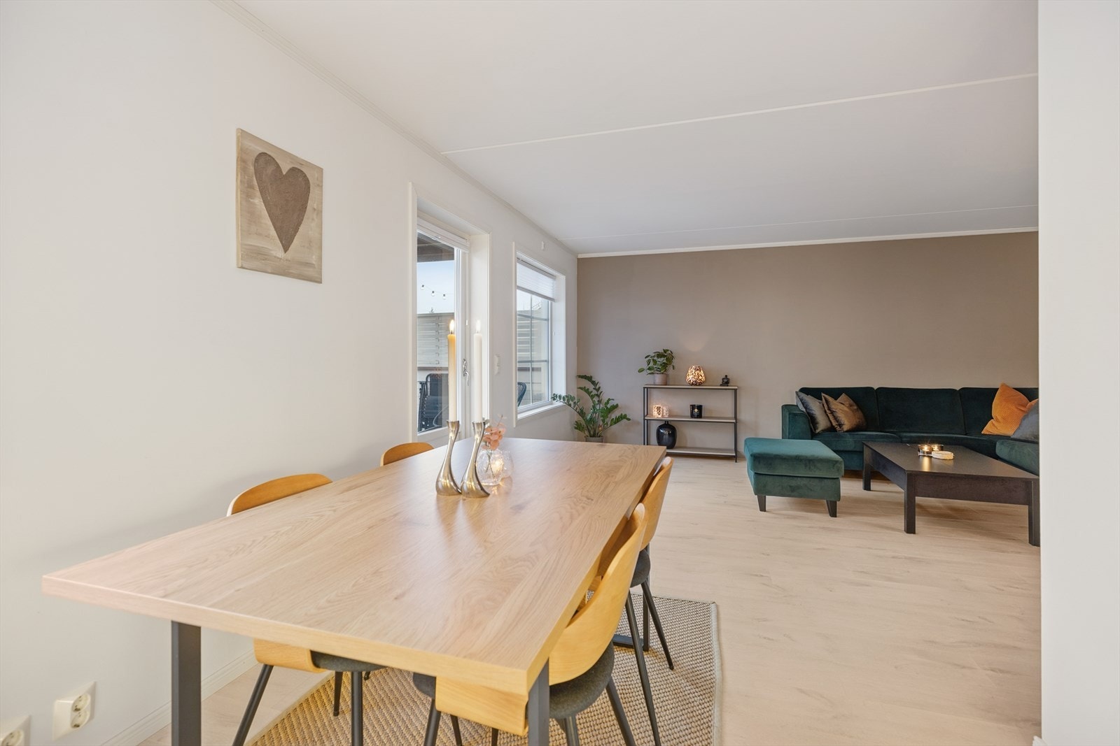 Kjøkkenet ligger i åpen og sosial løsning med stuen, med plass til spisebord i egen sone. Galleribilde