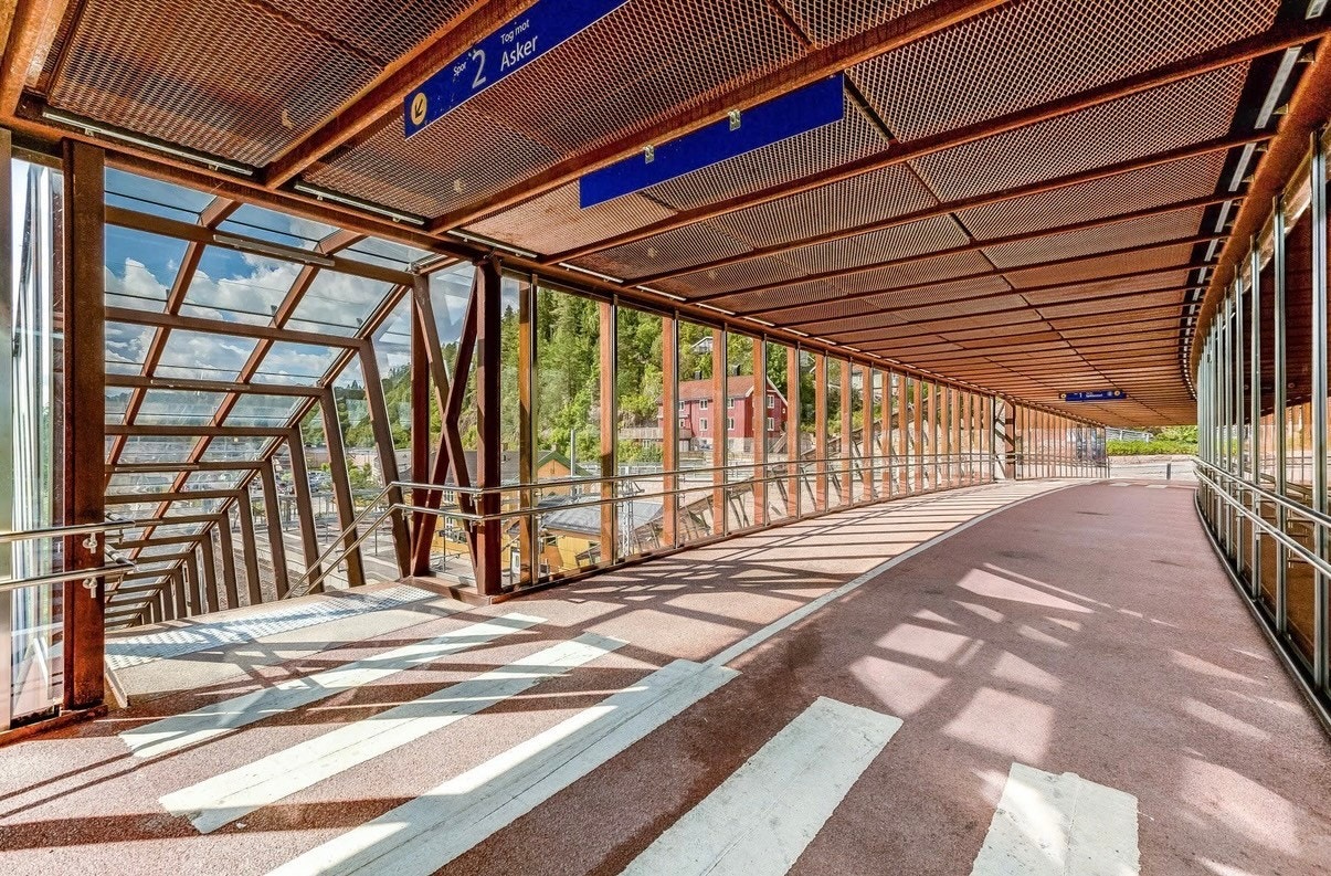 Kollektiv transport er tilgjengelig i Heggedal i form av buss og tog. Galleribilde