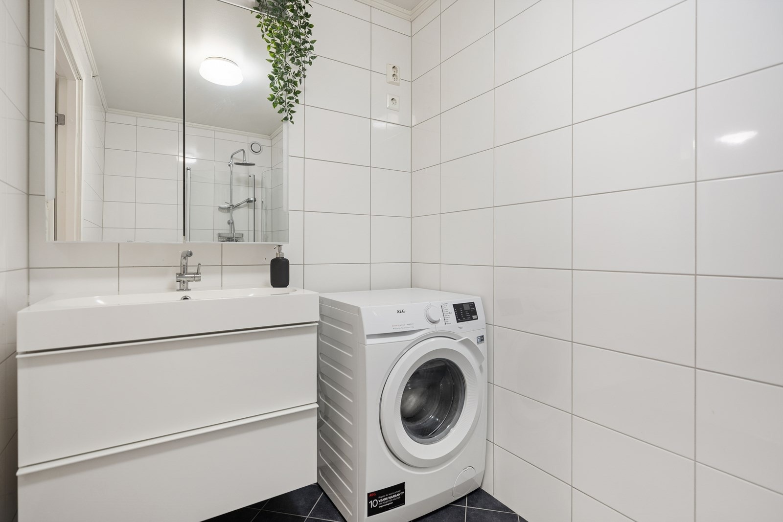 Badet har standard fra byggeåret med flislagte vegger og gulv. Galleribilde