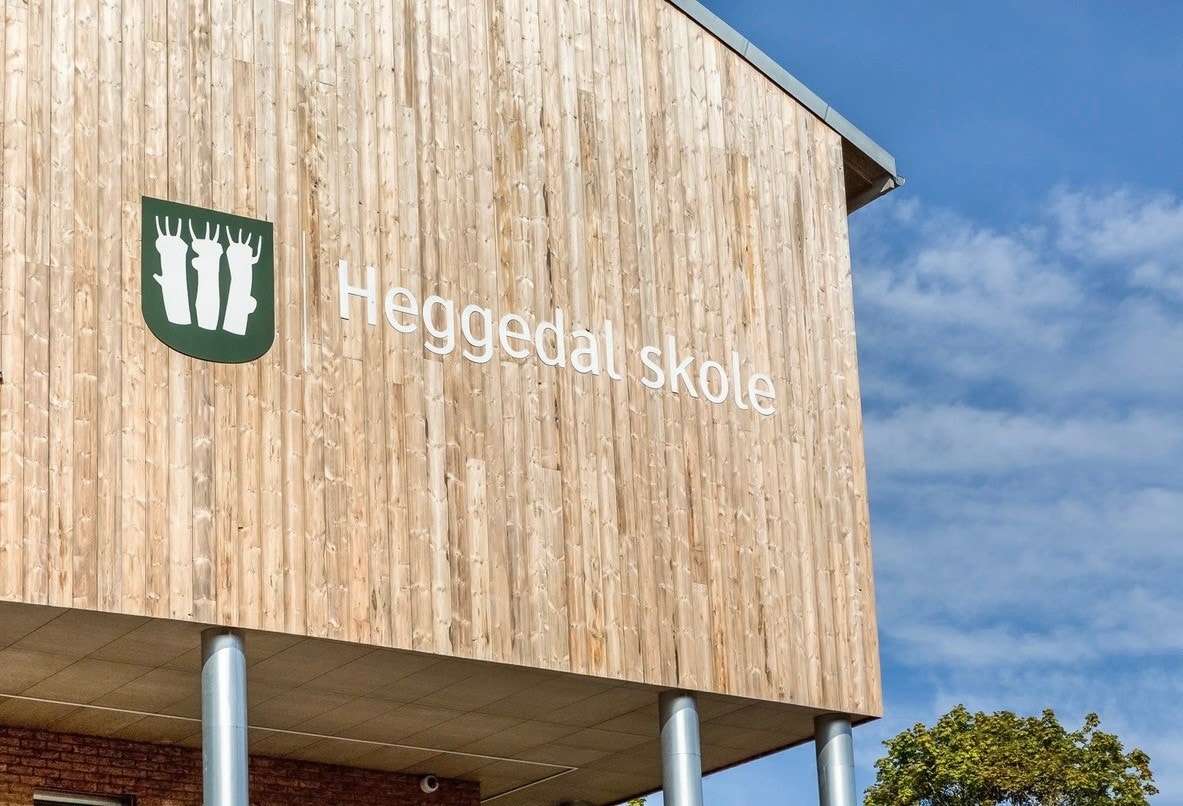 Trygg skolevei på gang- og sykkelvei samt nærhet til flere barnehager. Galleribilde