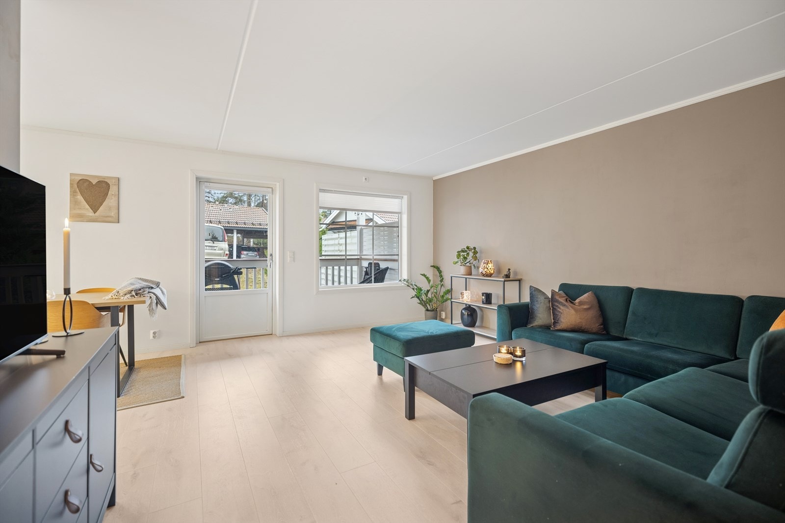 Fra stue er det utgang til terrasse og hage. Galleribilde