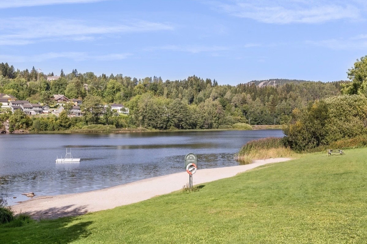 Kort vei til Gjellumvannet som byr på badestrand og brygge, fiskemuligheter samt skøytemuligheter på vinterstid. Galleribilde