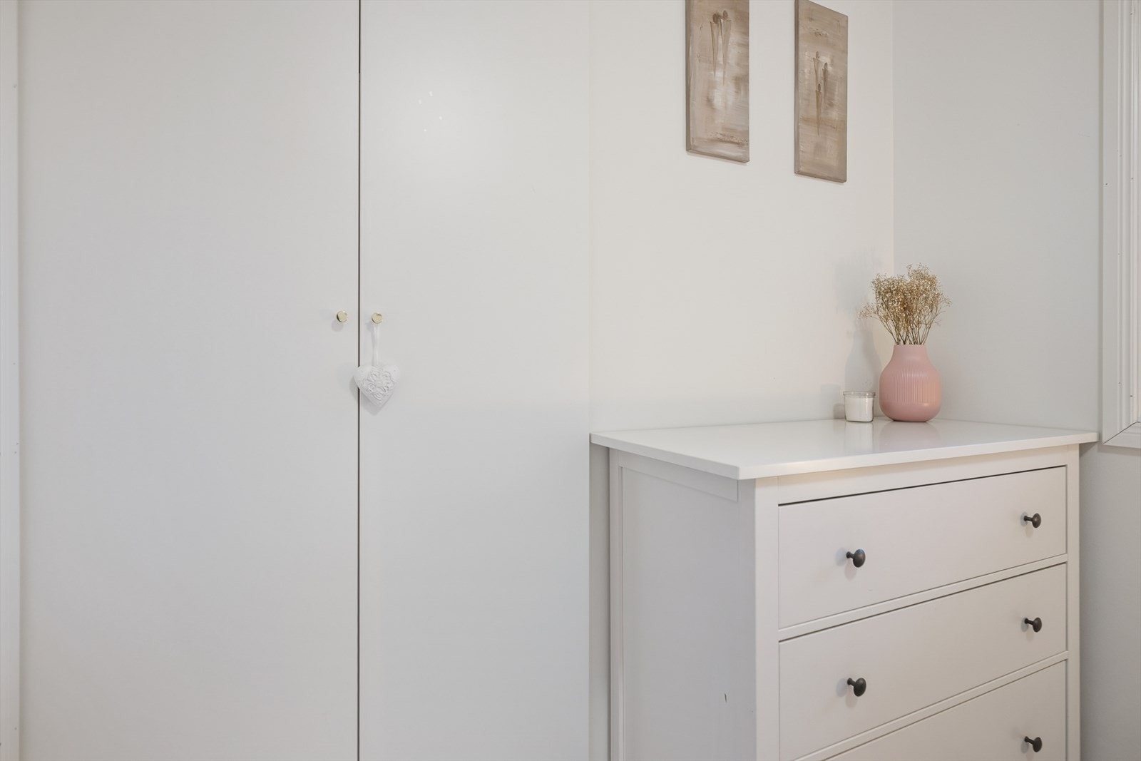 Begge rommene er innredet garderobeskap. Galleribilde