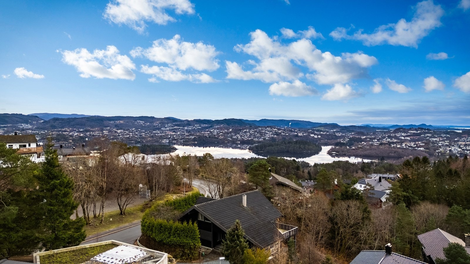 - Her får du blant annet garasje med el-lader, egen utleiedel og store altanarealer - Galleribilde