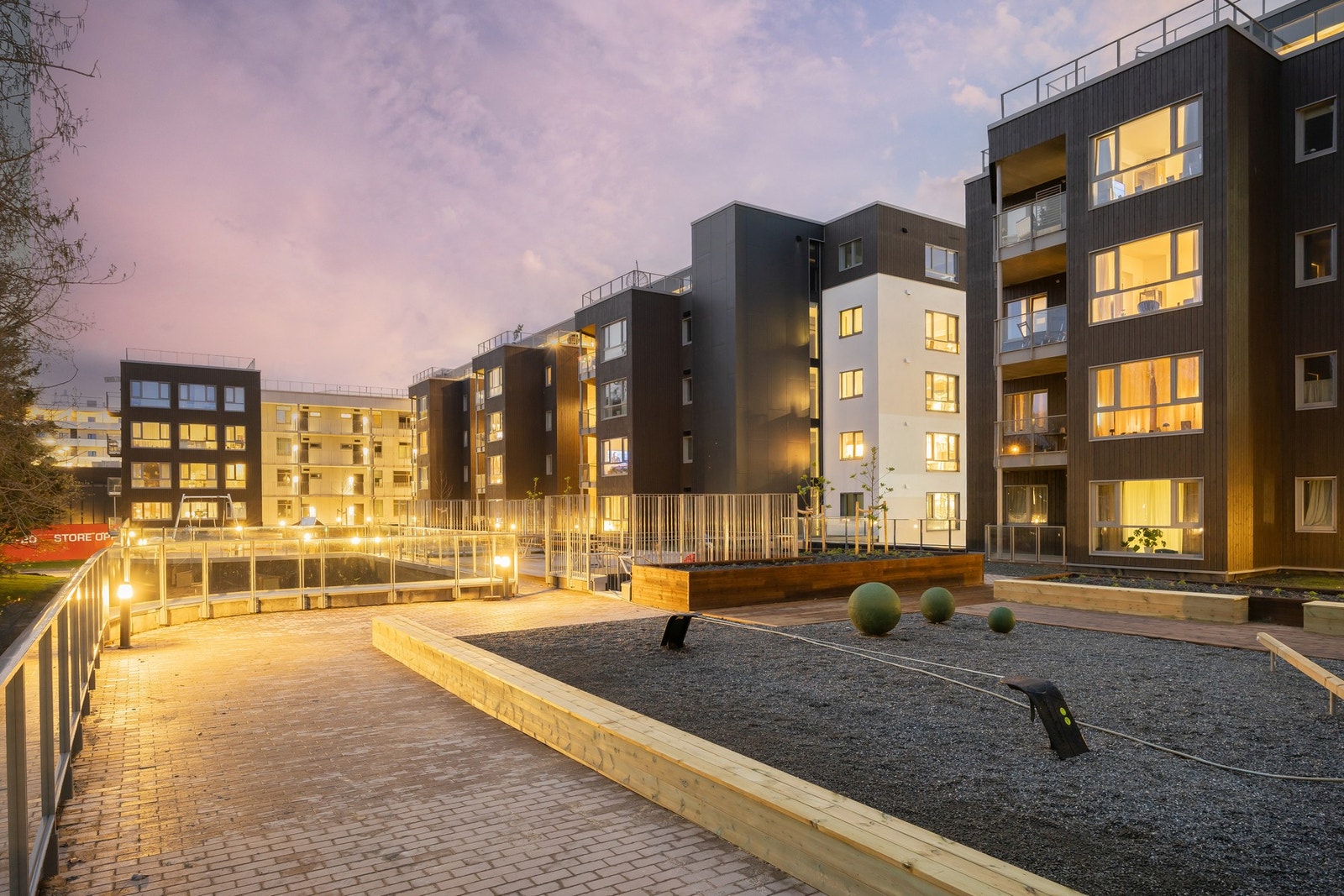 På Liljendal er det store fellesareal over bakkenivå. Her blant annet på baksiden av bygget. Galleribilde