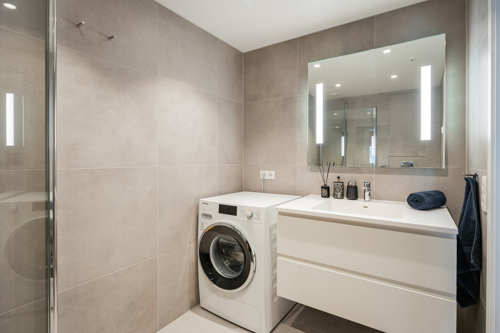 Badet ved gangen er på 4 kvm og har opplegg for vaskemaskin, servantskap, dusj og wc. Galleribilde