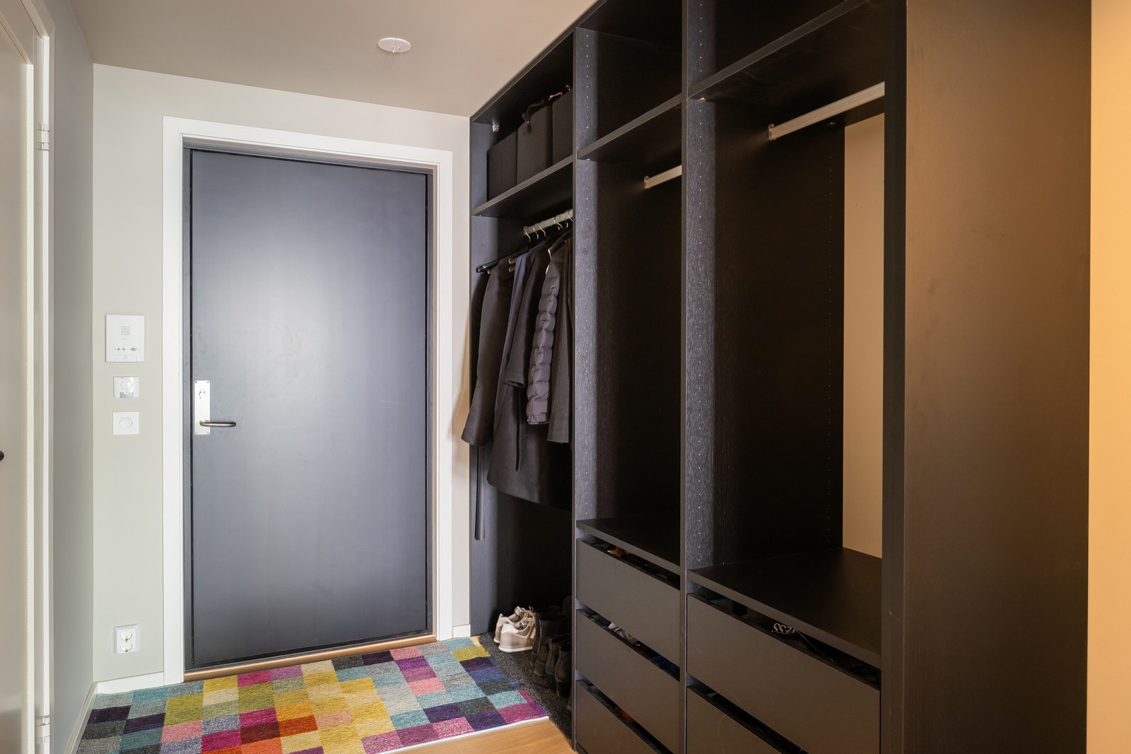 Gang/entre er på 7 kvm så her det godt med oppbevaring. Galleribilde