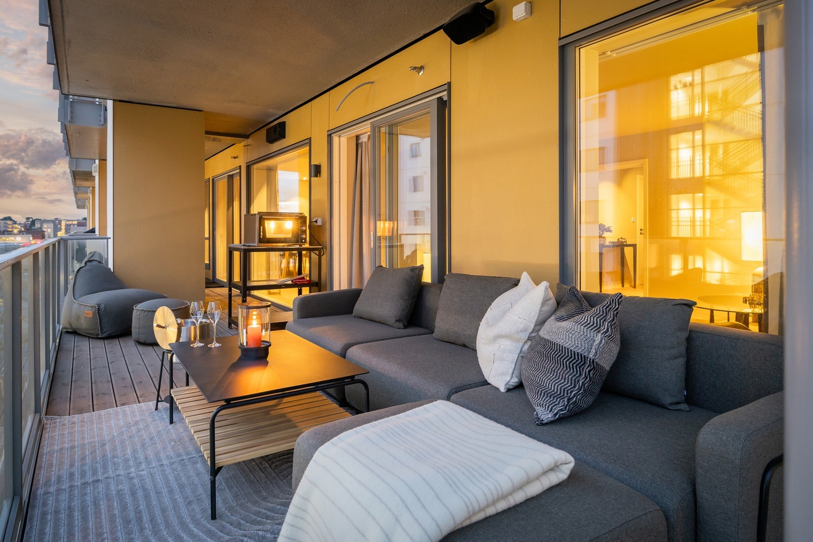 Fra leiligheten er det ca 200 meter bort til Sirkus shopping og knytepunkt for buss som hyppige avganger. Det er også gangavstand bort til den nye Togstasjonen på Lade. Galleribilde