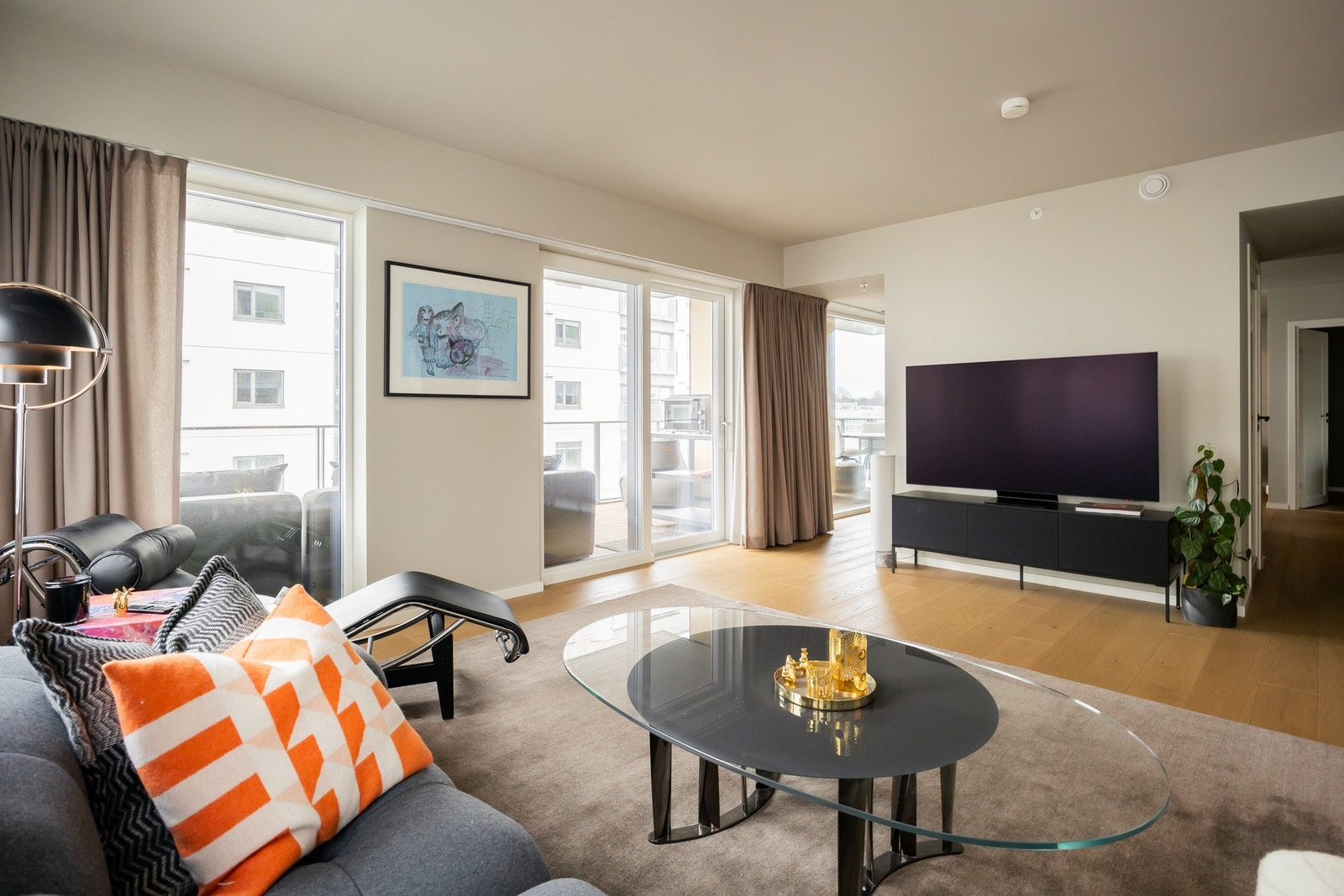 Her får du oppholdsareal kjøkken/stue på 54 kvm. Stue/spisestue er delvis adskilt fra tv-stuen, noen som er svært praktisk. Galleribilde