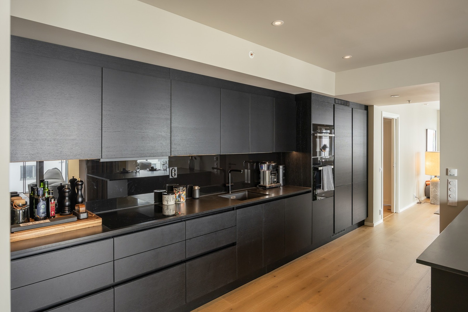 Her får du godt med både skap og benkeplass. Benkeplaten er forøvrig i naturstein. Galleribilde