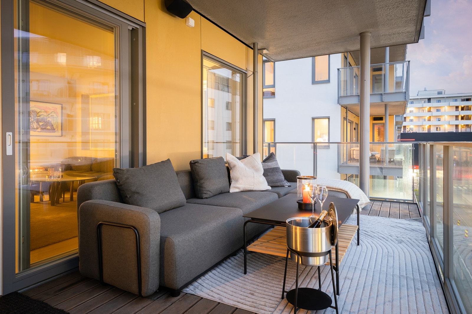 Balkongen er på hele 31 kvm og har vestvendt beliggenhet i bygget. For beboere er det også en stor felles takterrasse med fantastiske sol -og utsiktsforhold. Galleribilde