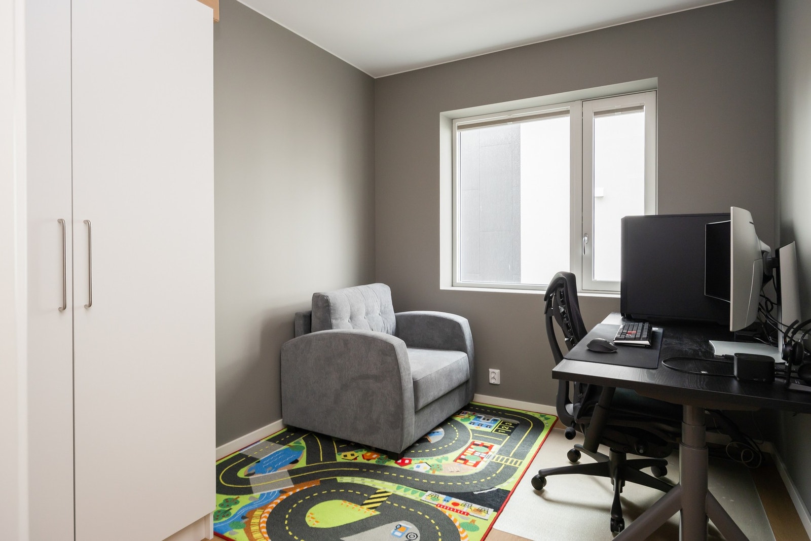 Soverom nummer to er på 8 kvm og har garderobeskap på venstre hånd. Galleribilde