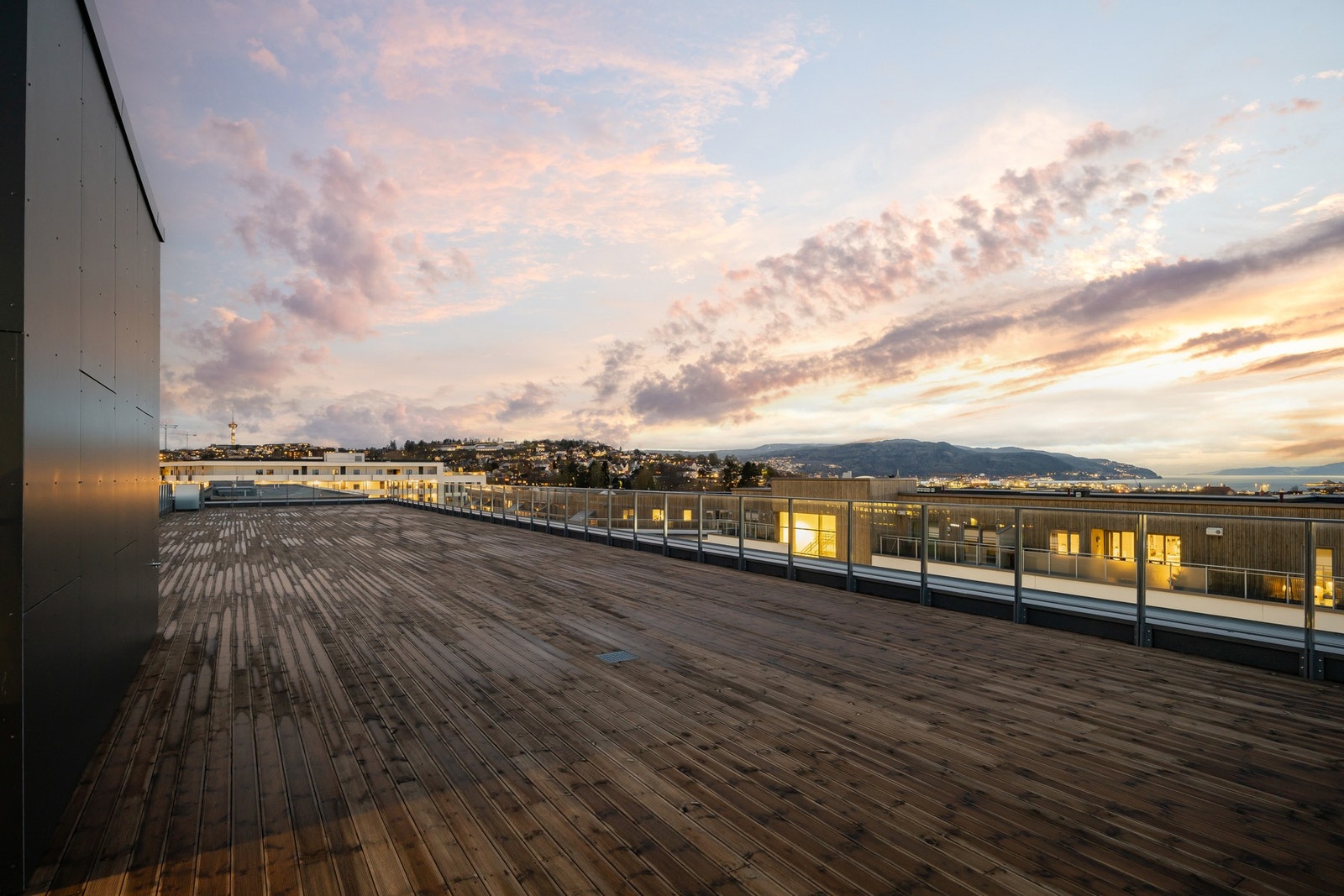 En kort heistur opp, så kan du nyte solen fra morgen til solnedgang her oppe. Galleribilde