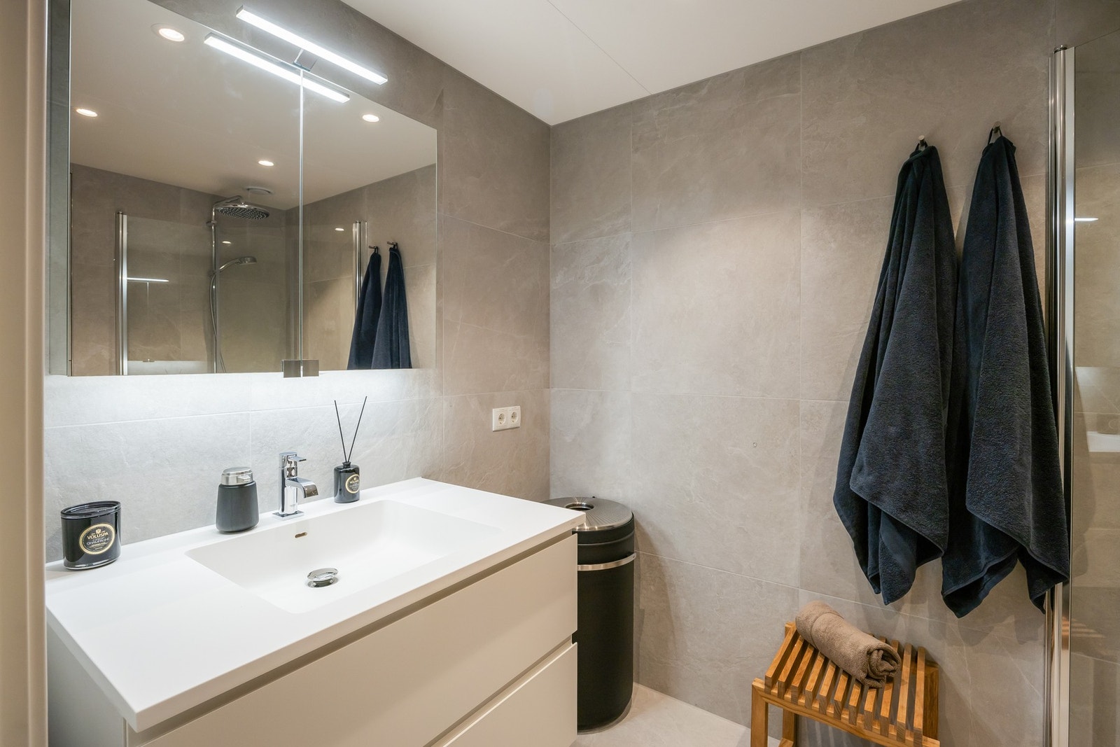 Her får du 60x60 fliser, regnfallsdusj, innfellbare dusjdører i glass, gulvvarme, vegghengt WC og mekanisk avtrekk. Galleribilde