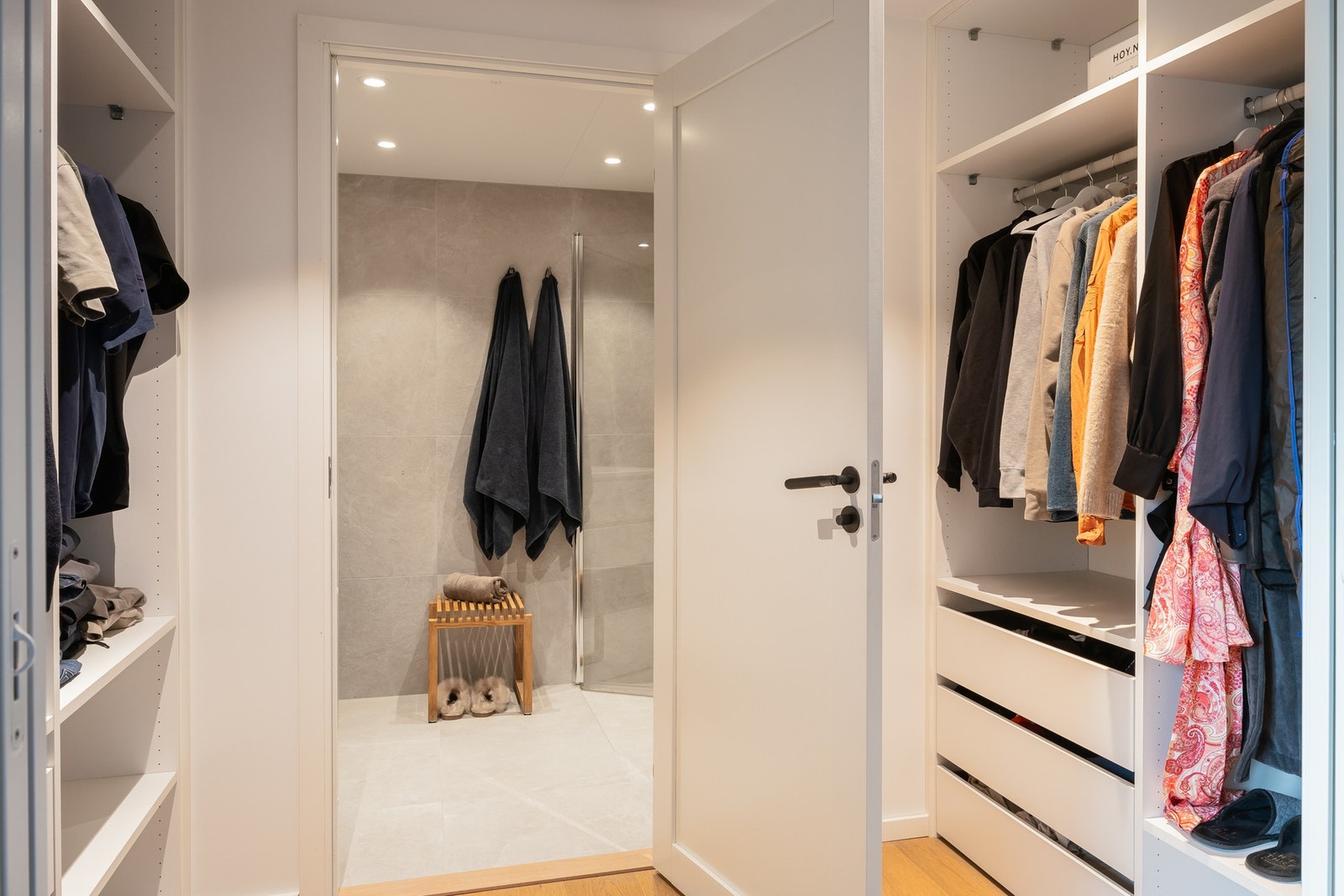 Videre finner du et eget privat baderom på 4 kvm. Galleribilde