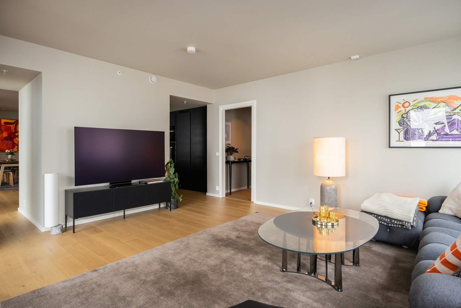 Gjennomgående for leiligheten er enstavs eikeparkett fra Scheucher. Galleribilde