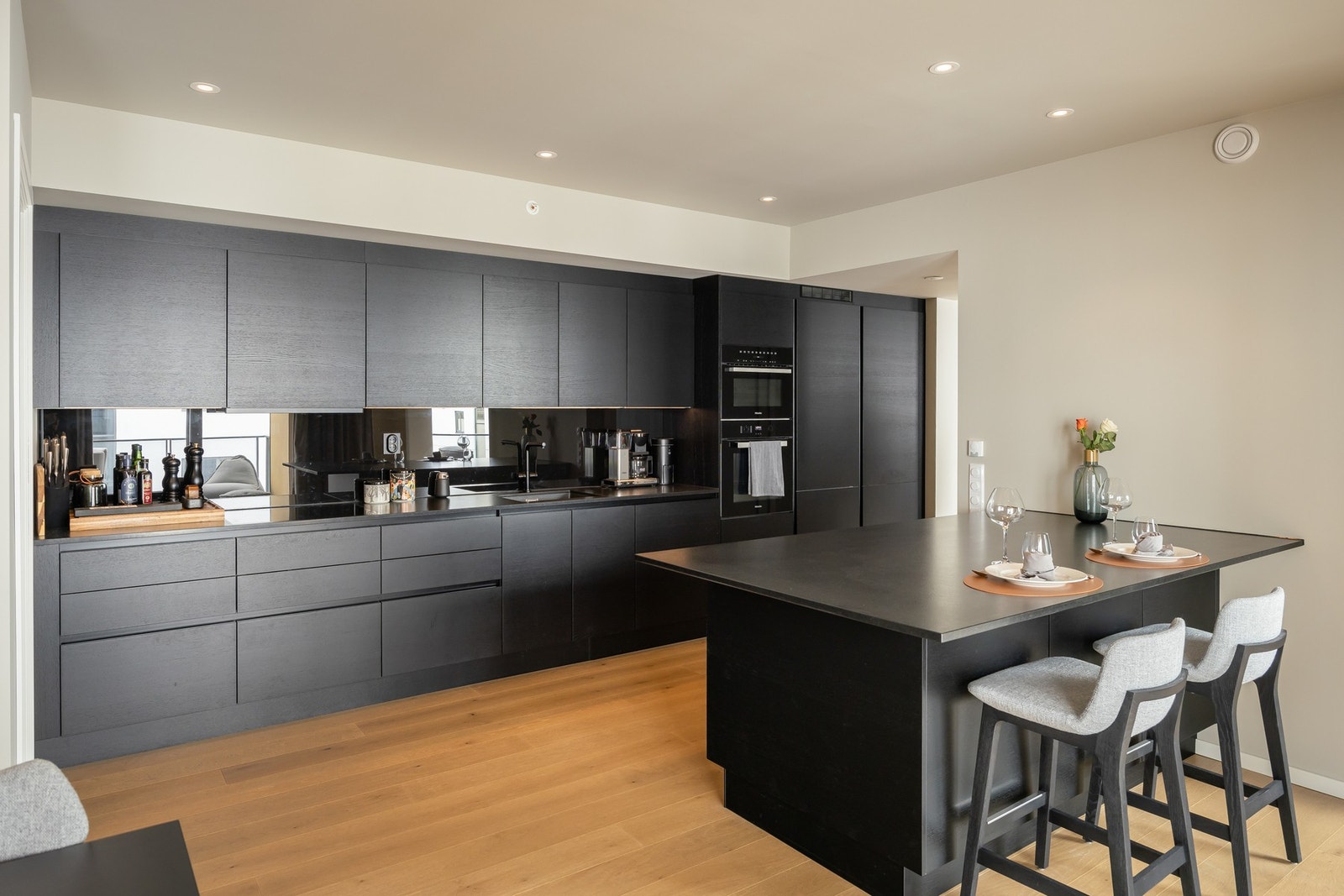 En særdeles flott og påkostet leilighet i 3.etasje på Liljendal. Leiligheten er på hele 105 kvm og ble oppført i 2024. Galleribilde