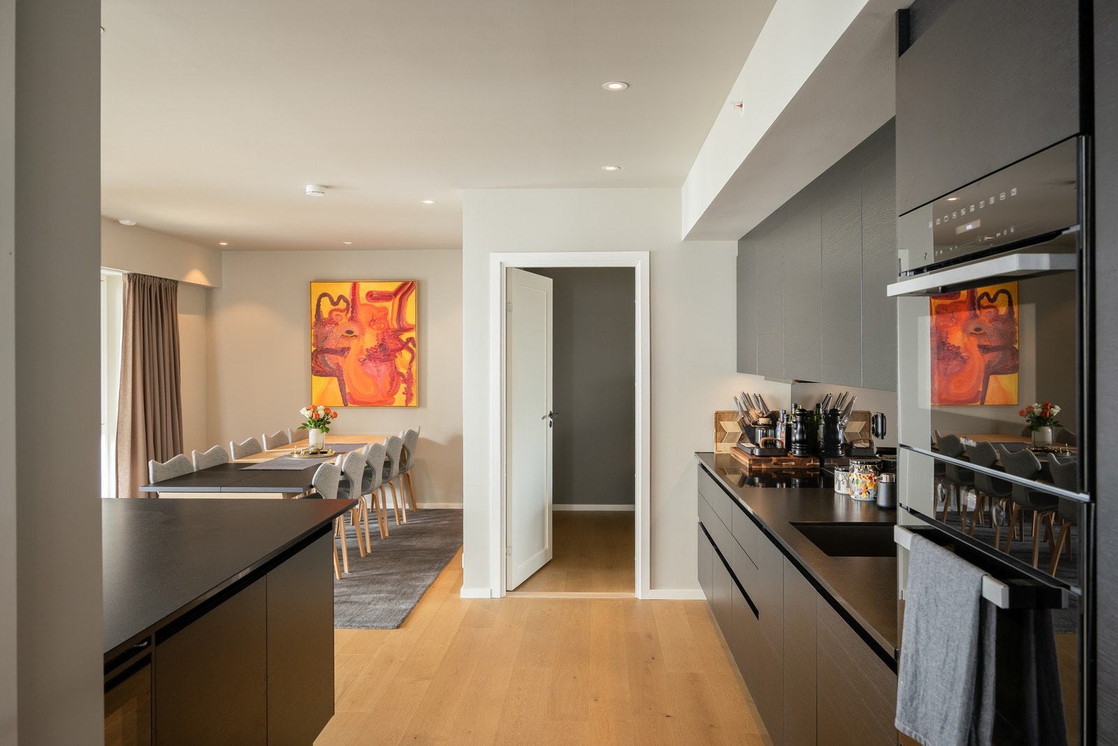 Leiligheten har 2 soverom, to stuer, to bad og innvendig bod. Galleribilde