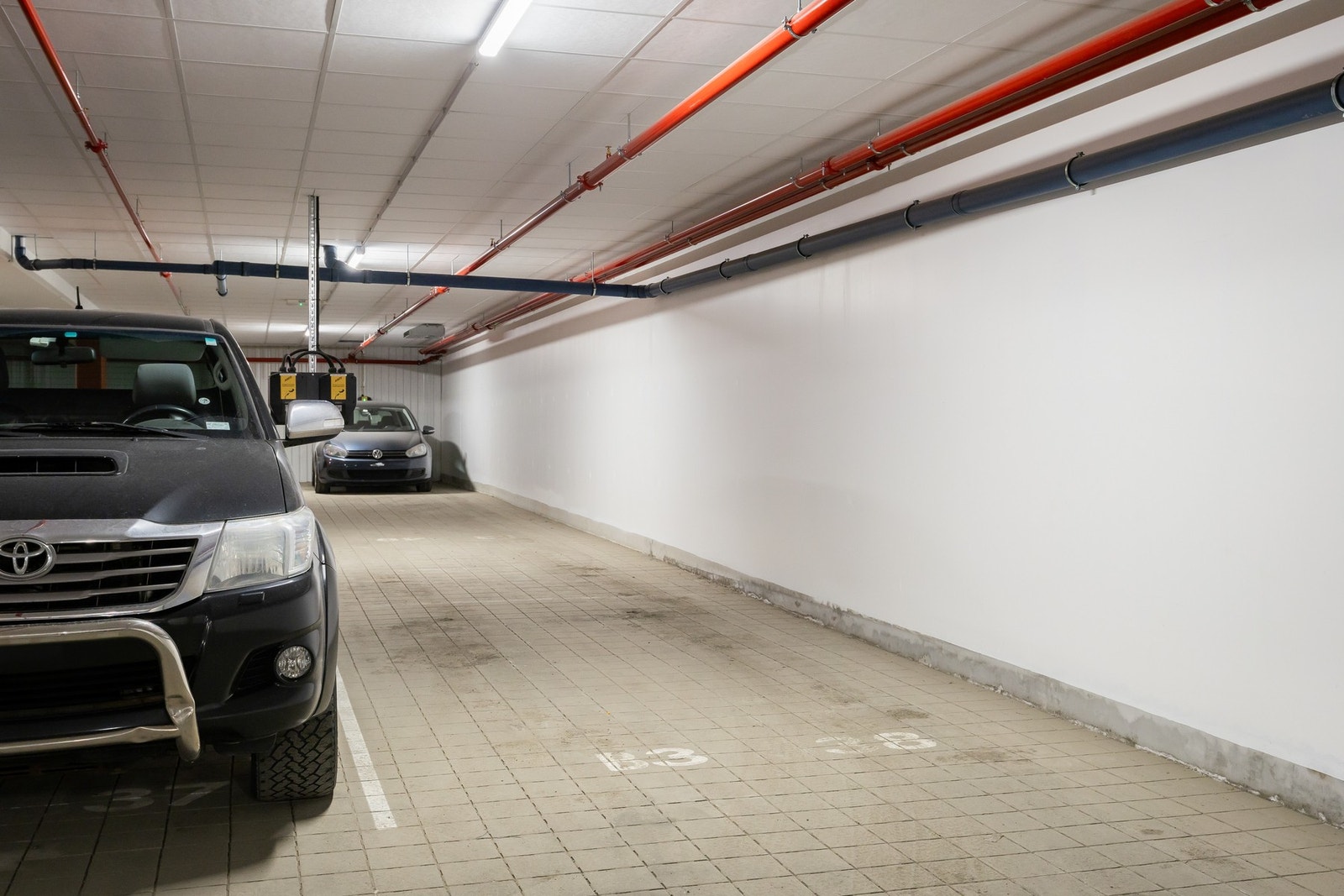 I kjelleren medfølger det både sportsbod og innvendig parkering i garasjekjeller. Her er det muligheter for oppkobling til el-bil lader. Galleribilde