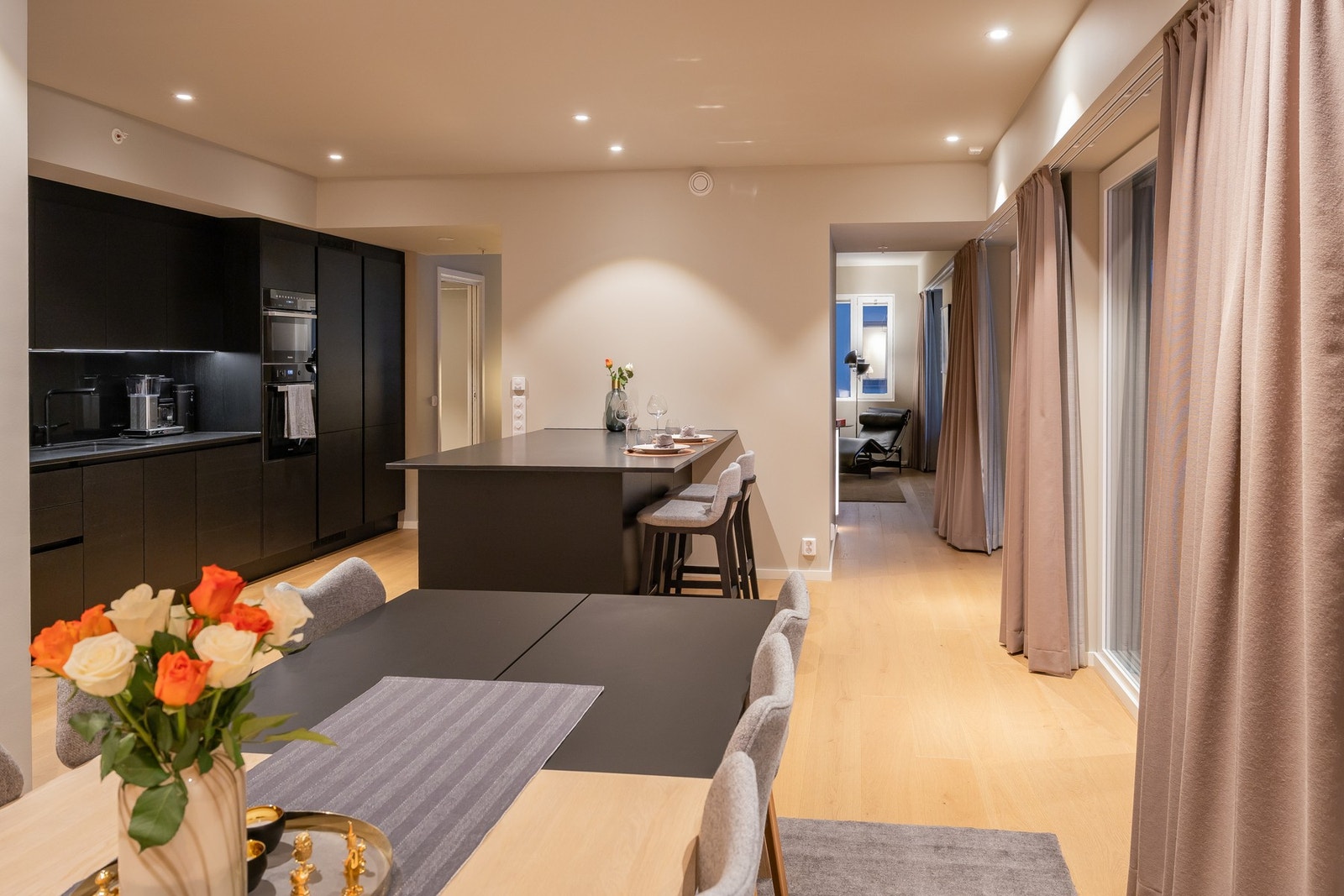 Her får du høy bo-komfort med både vannbåren varme i gulv via fjernvarme, balansert ventilasjon, heis i bygget og parkering i kjeller. Galleribilde