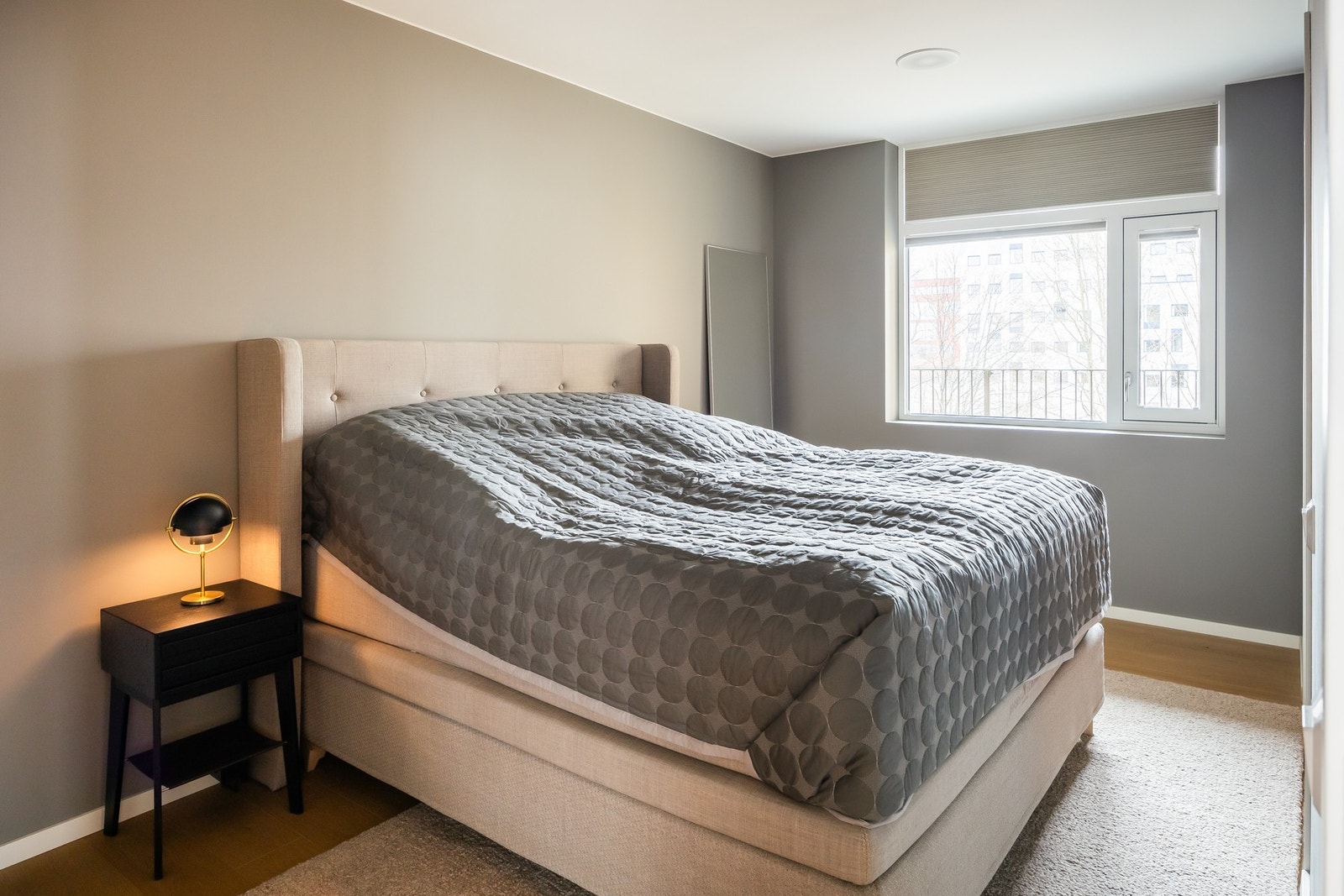 Romslig hovedsoverom på 13,5 kvm med walk-in closet og eget privat baderom. Galleribilde