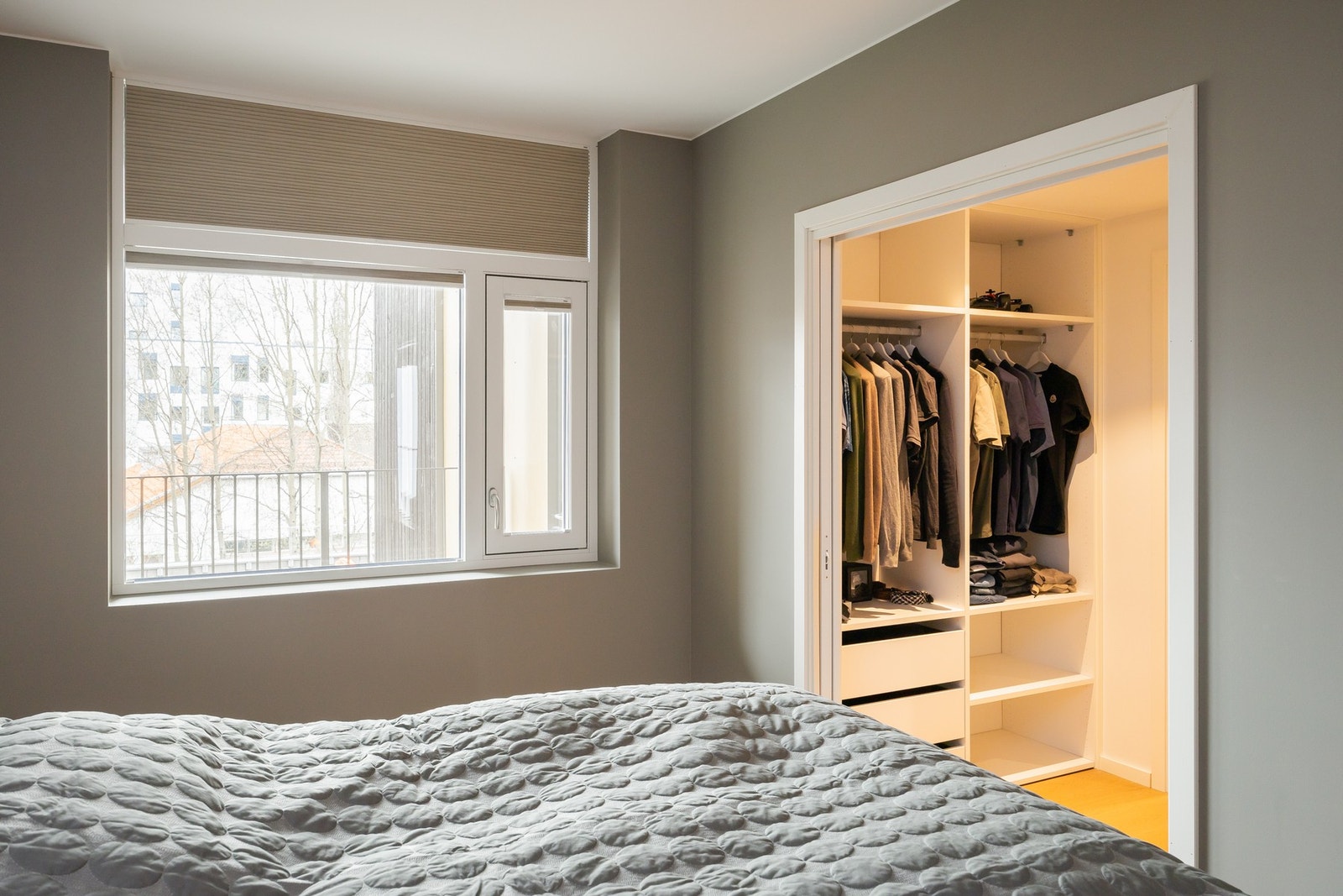 Fra soverommet er det direkte adkomst til walk-in closet på 4,5 kvm med praktisk og flott innredning. Galleribilde