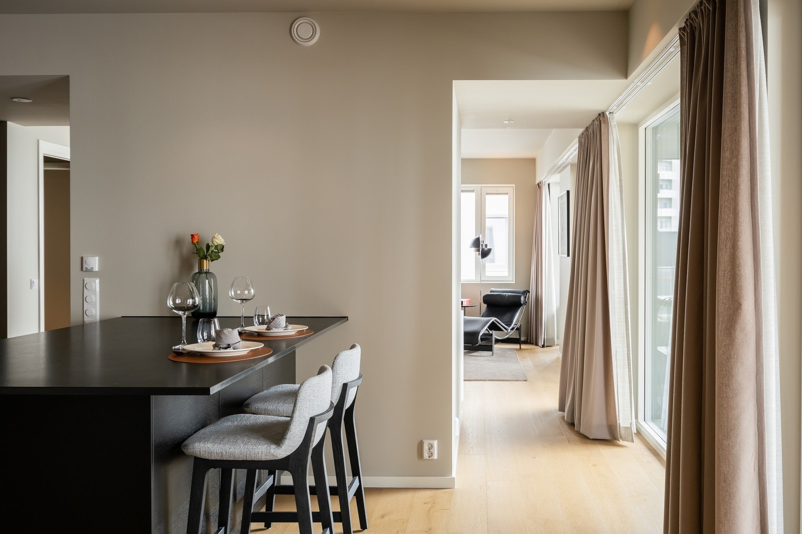 Leilighetens tv-stue og spisestue er delvis adskilt med en innvendig bod på 3 kvm. Galleribilde