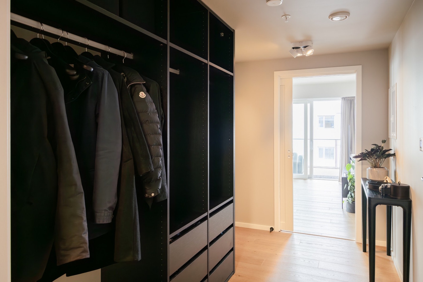 Her får du et særdeles flott førsteinntrykk med garderobeskap på venstre hånd. Soverom nummer to til venstre og baderom nummer to til høyre utenfor bildet. Galleribilde