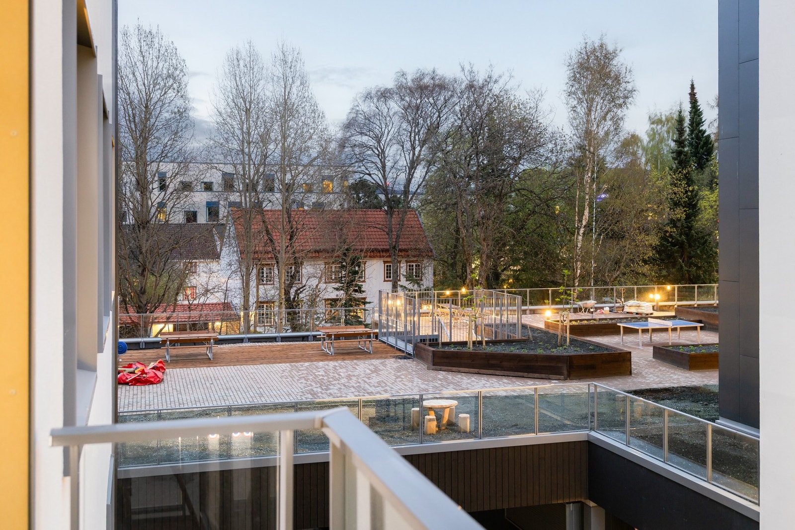 I 2.etasje er det også en romslig uteplass for beboere på østsiden av bygget. Galleribilde