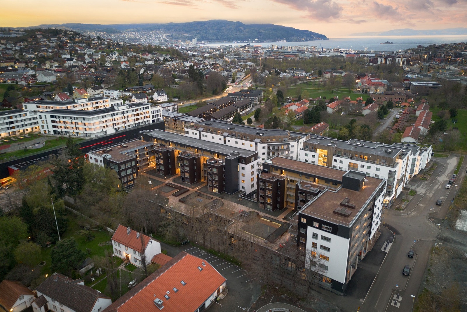 Leiligheten har en svært attraktivt plassering med nærhet til det meste. Fra leiligheten er det en kort busstur inn til sentrum på ca 7-8 minutter. Galleribilde
