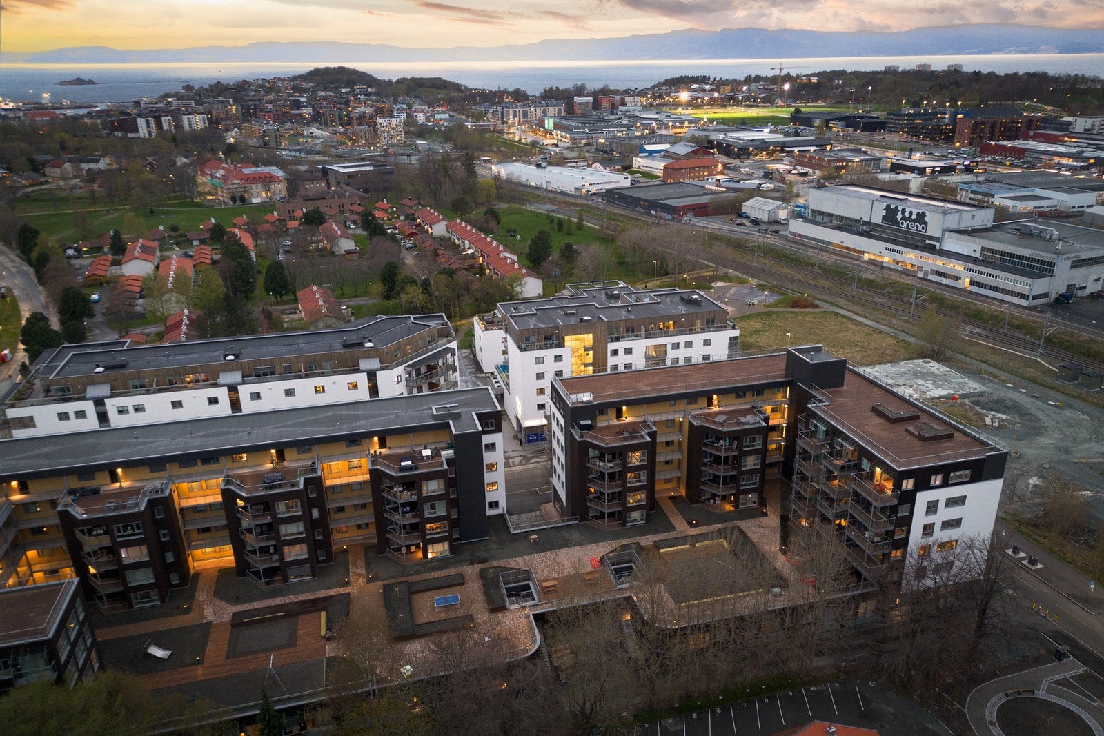 På motsatt side ligger Lade med sitt tilbud av både kjøpesenter, restauranter og idrettsanlegg. Galleribilde