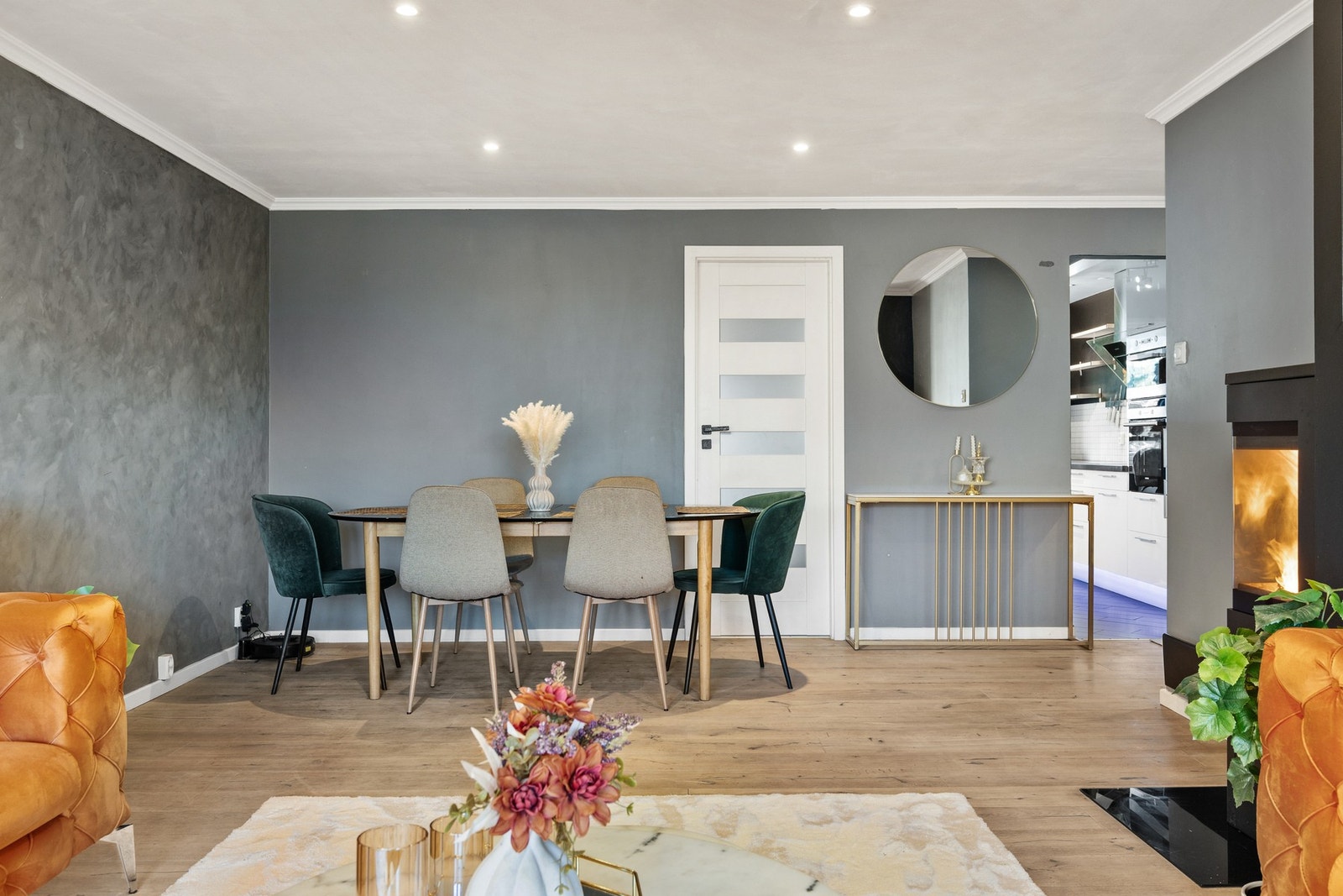 Rommet er lett å møblere og det er fin plass til både sofagruppe og spisebord Galleribilde