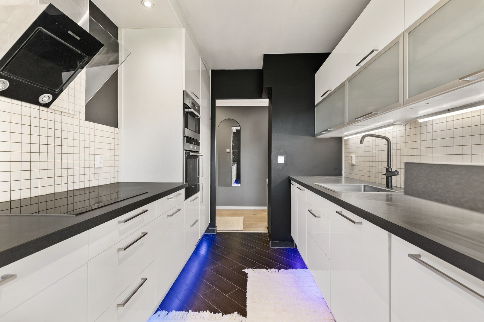 Over platetopp er det montert kjøkkenventilator med kullfilter Galleribilde