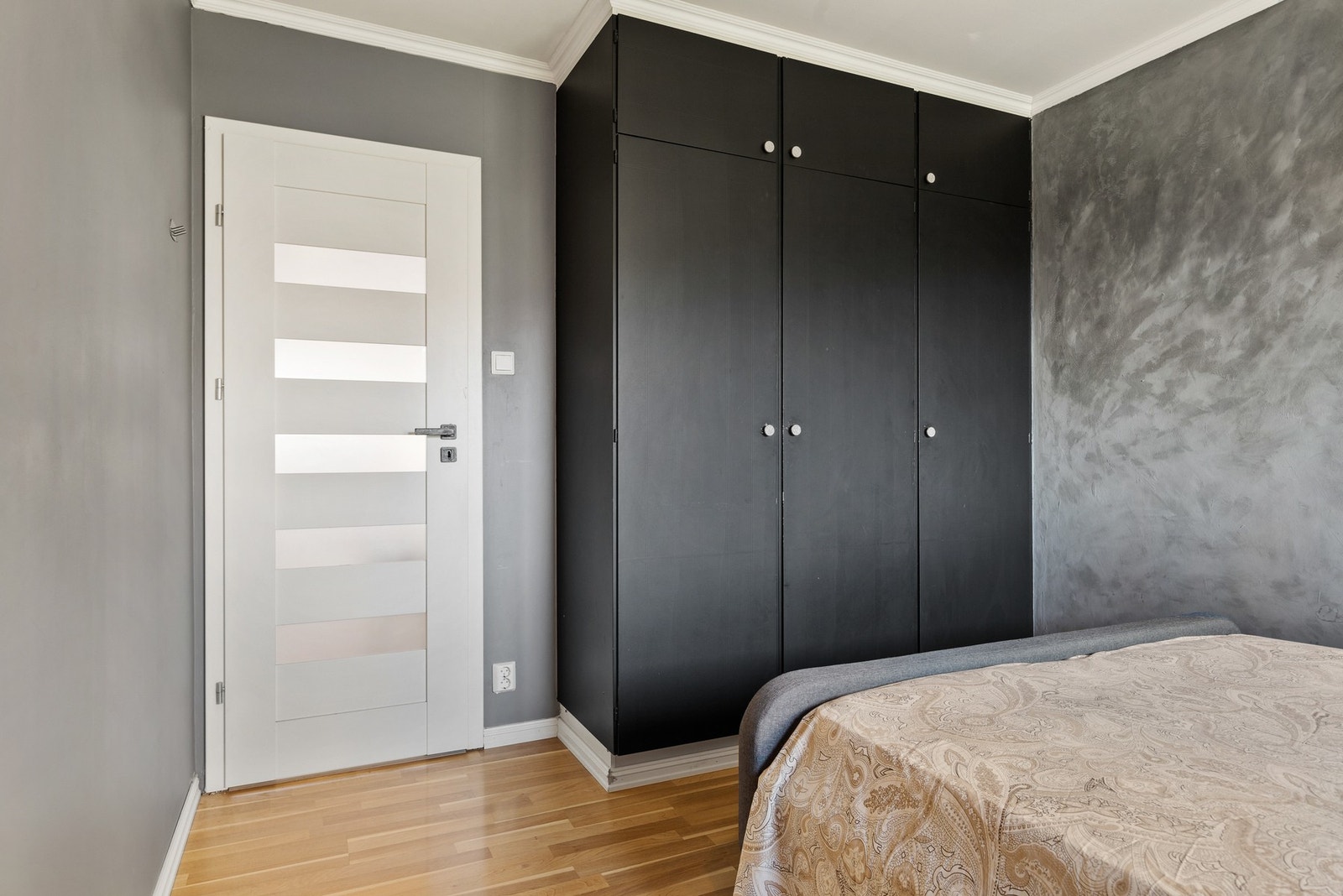 Hovedsoverommet har god plass til dobbeltseng og nattbord, og det er fin oppbevaringsplass i plassbygde garderobeskap Galleribilde