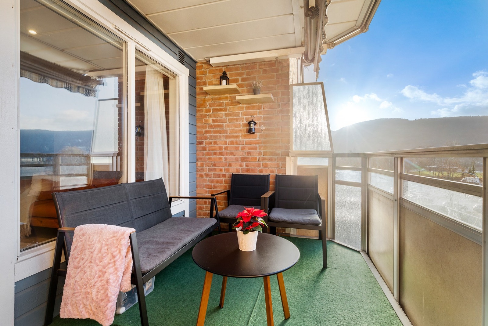 Rekkverket består av stål og glass Galleribilde