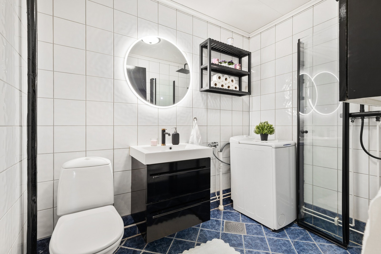 Helfliset bad med gulvvarme og og takplater i himling Galleribilde