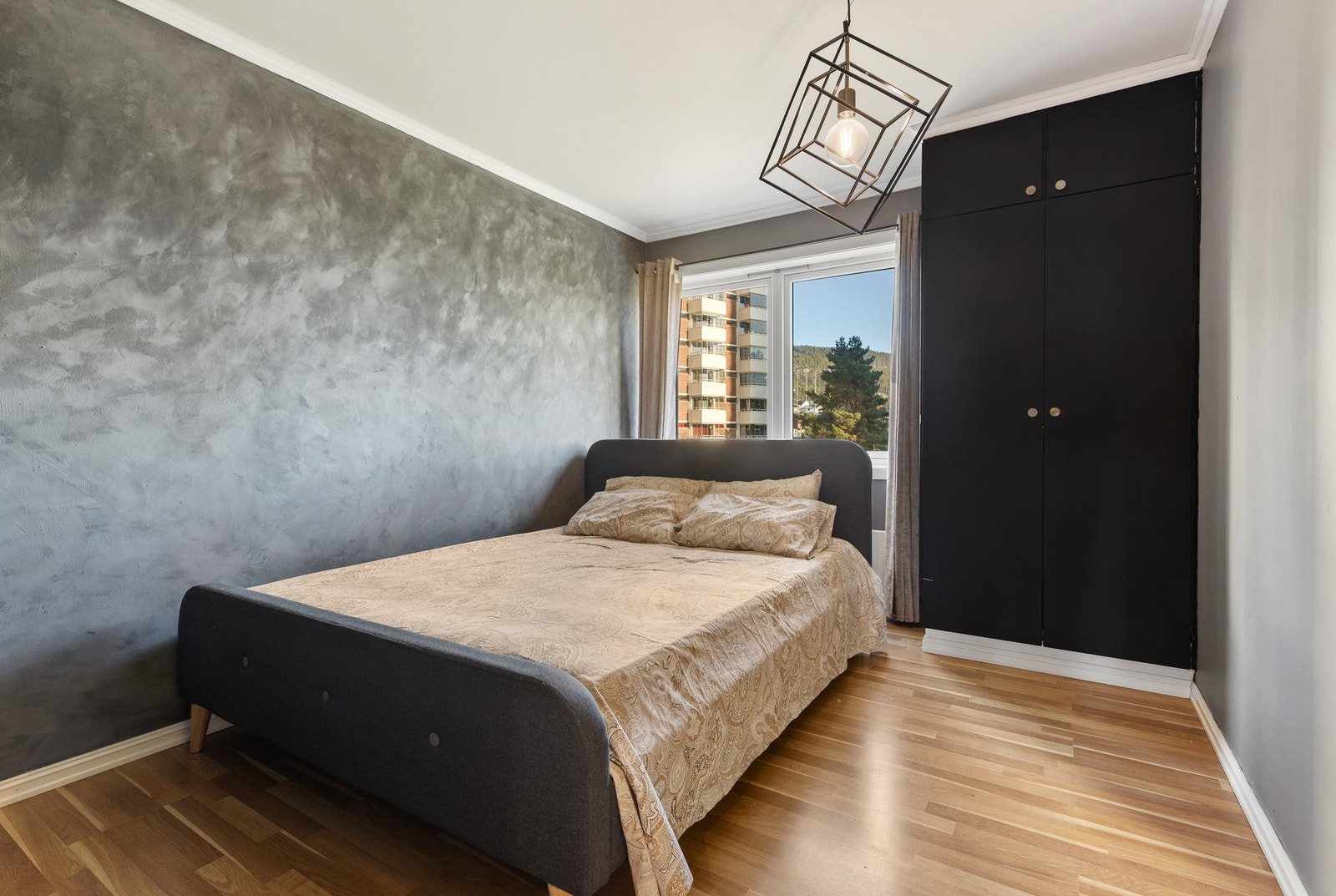 Leiligheten har to soverom, beliggende på hver sin side av kjøkkenet Galleribilde