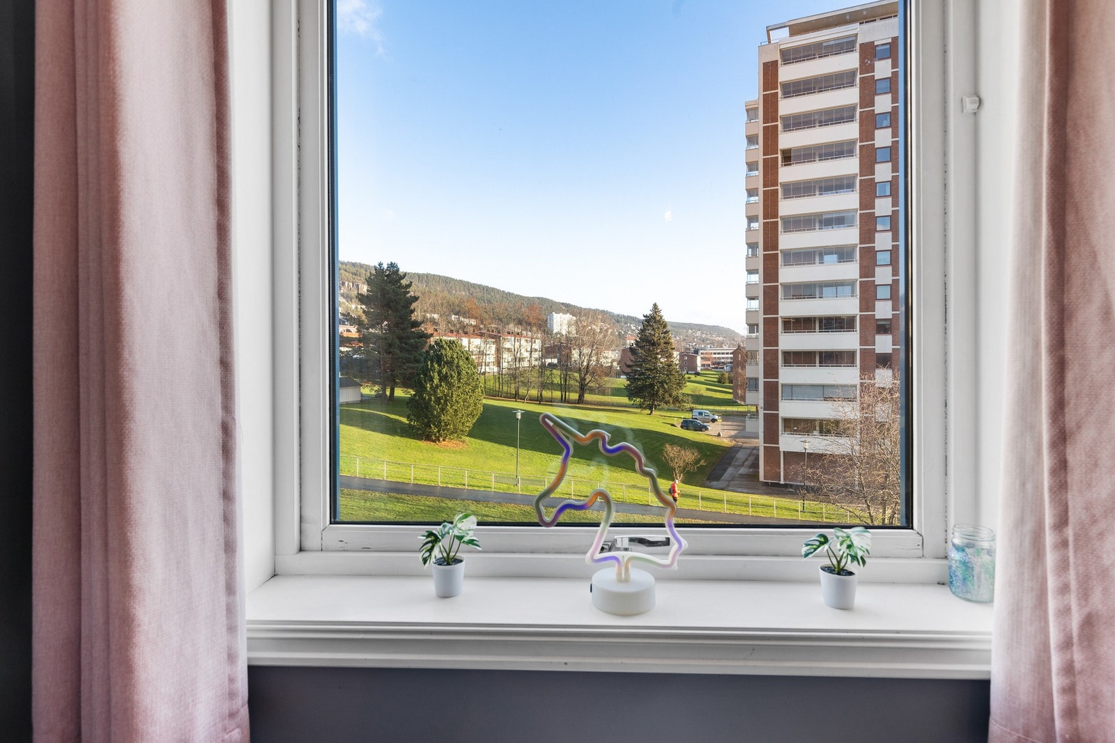 Begge soverommene vender mot rolige fellesarealer Galleribilde