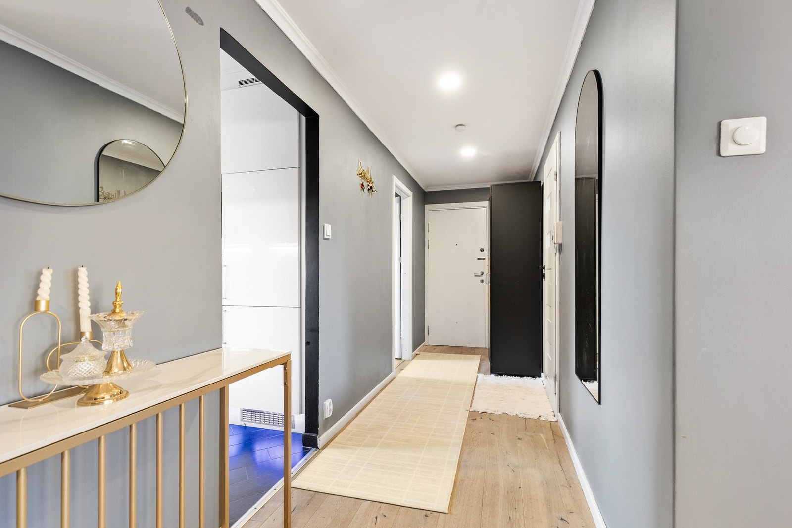 Pen entré med plass til garderobeskap for oppbevaring av sko og yttertøy. Det er montert dørcalling med fjernåpner Galleribilde